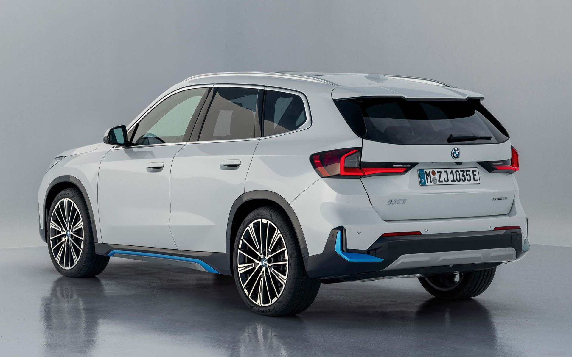 EVモデルの「iX1」