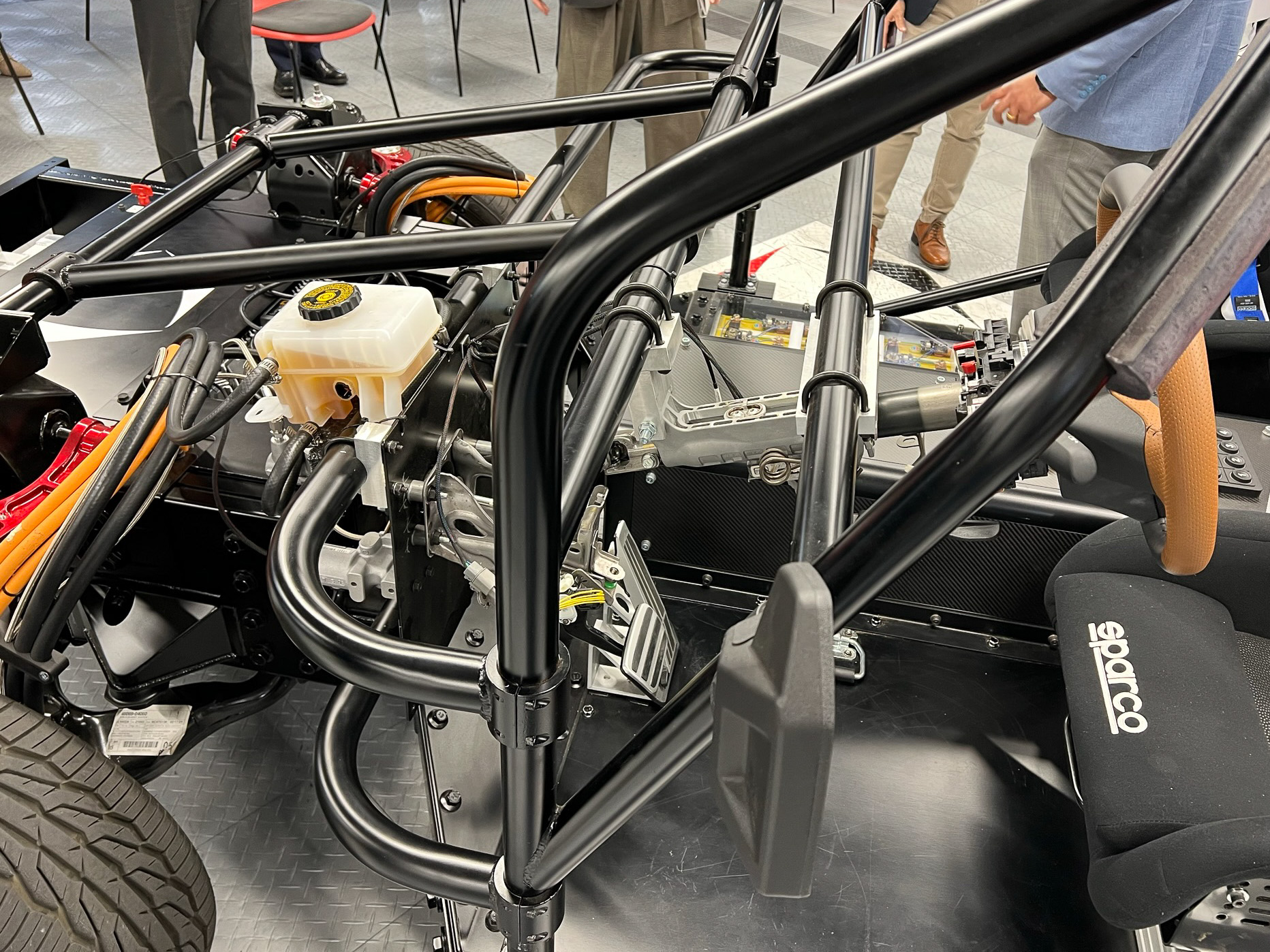 ステアリング部分を横から。ステアリング軸が残っている