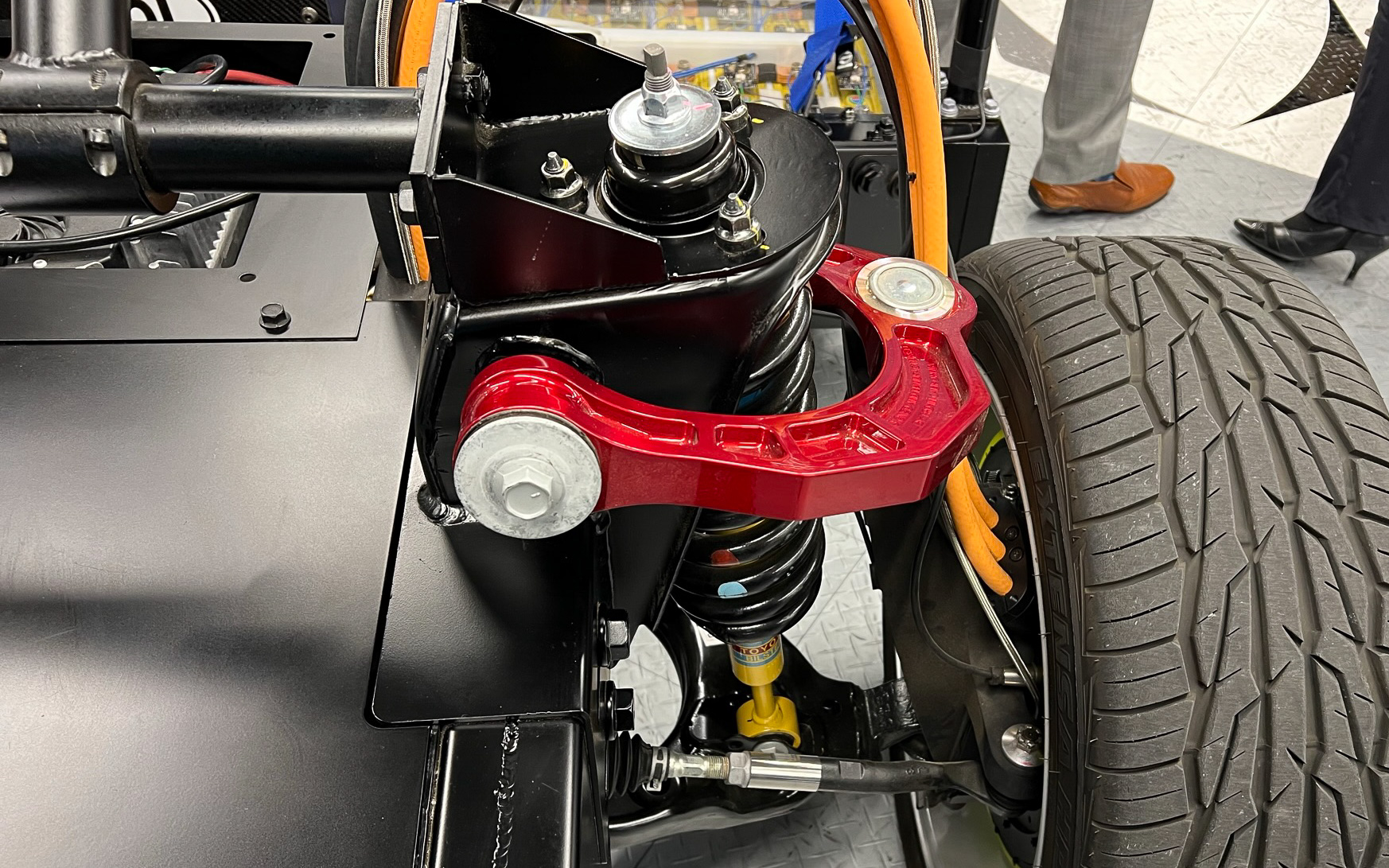 左前輪を前から。アッパーアームはダンドラからの流用