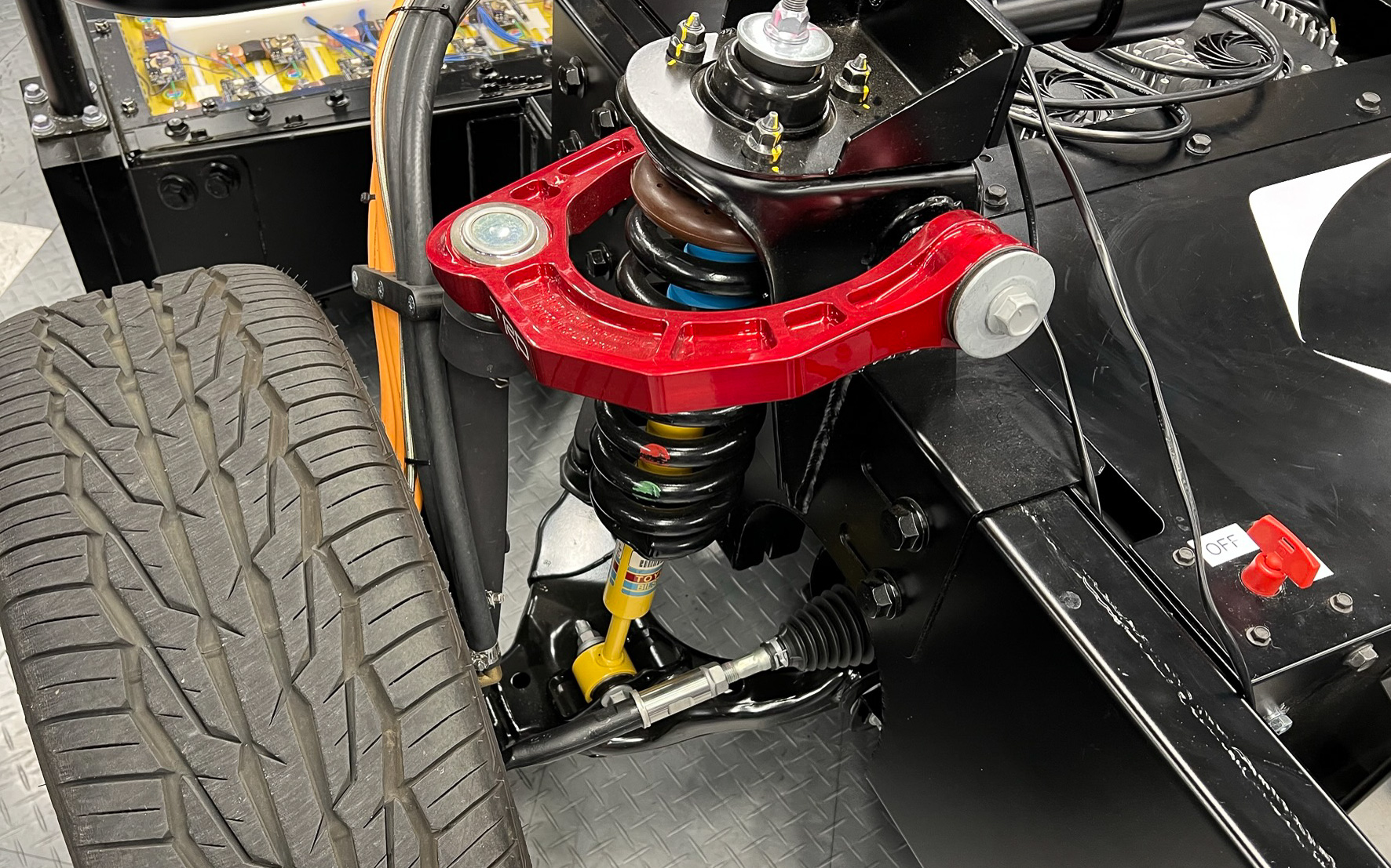 左後輪を後ろから。ステアリングロッドが見える