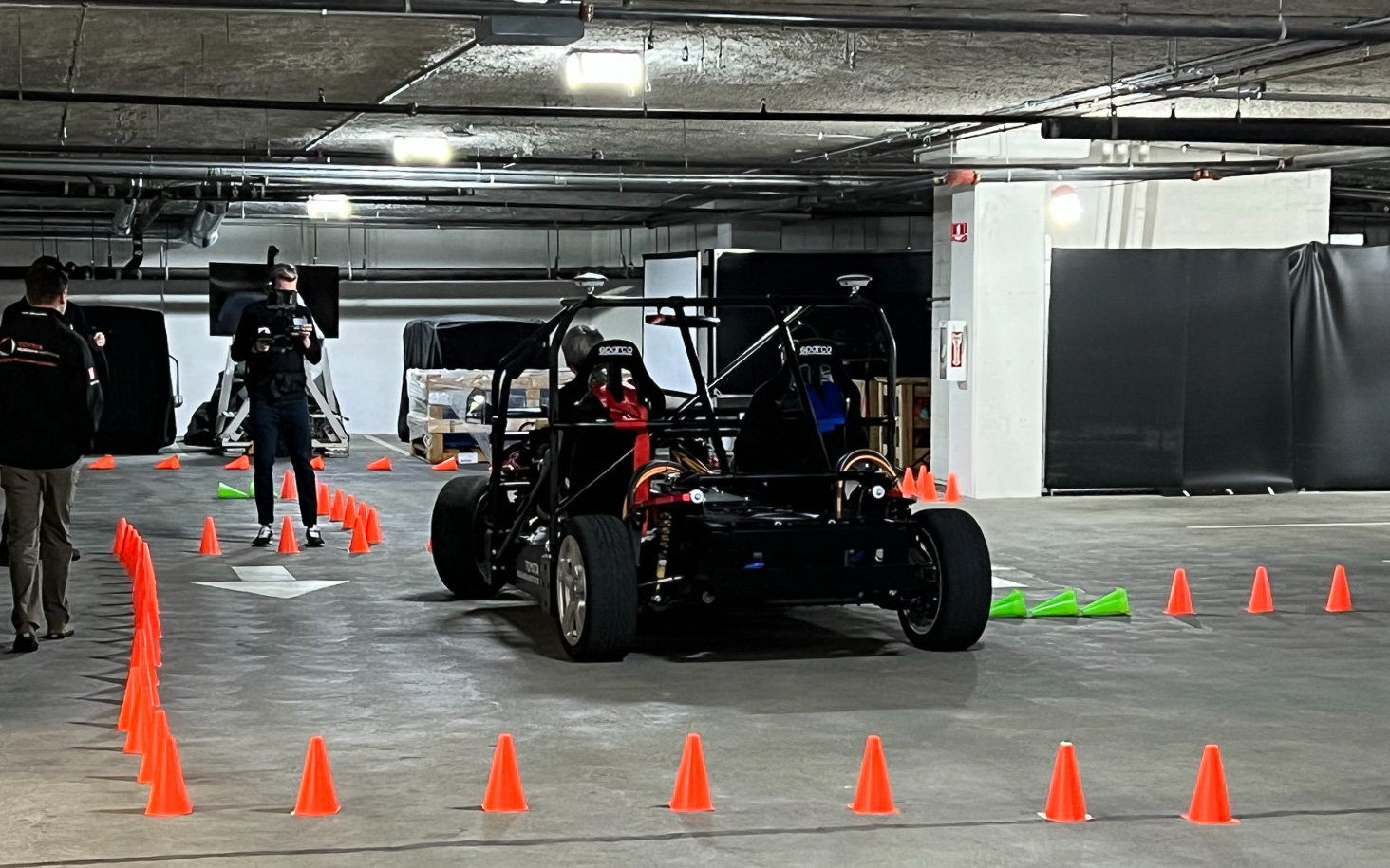 最初は、通常のクルマと同じく前輪のみのステアリングで