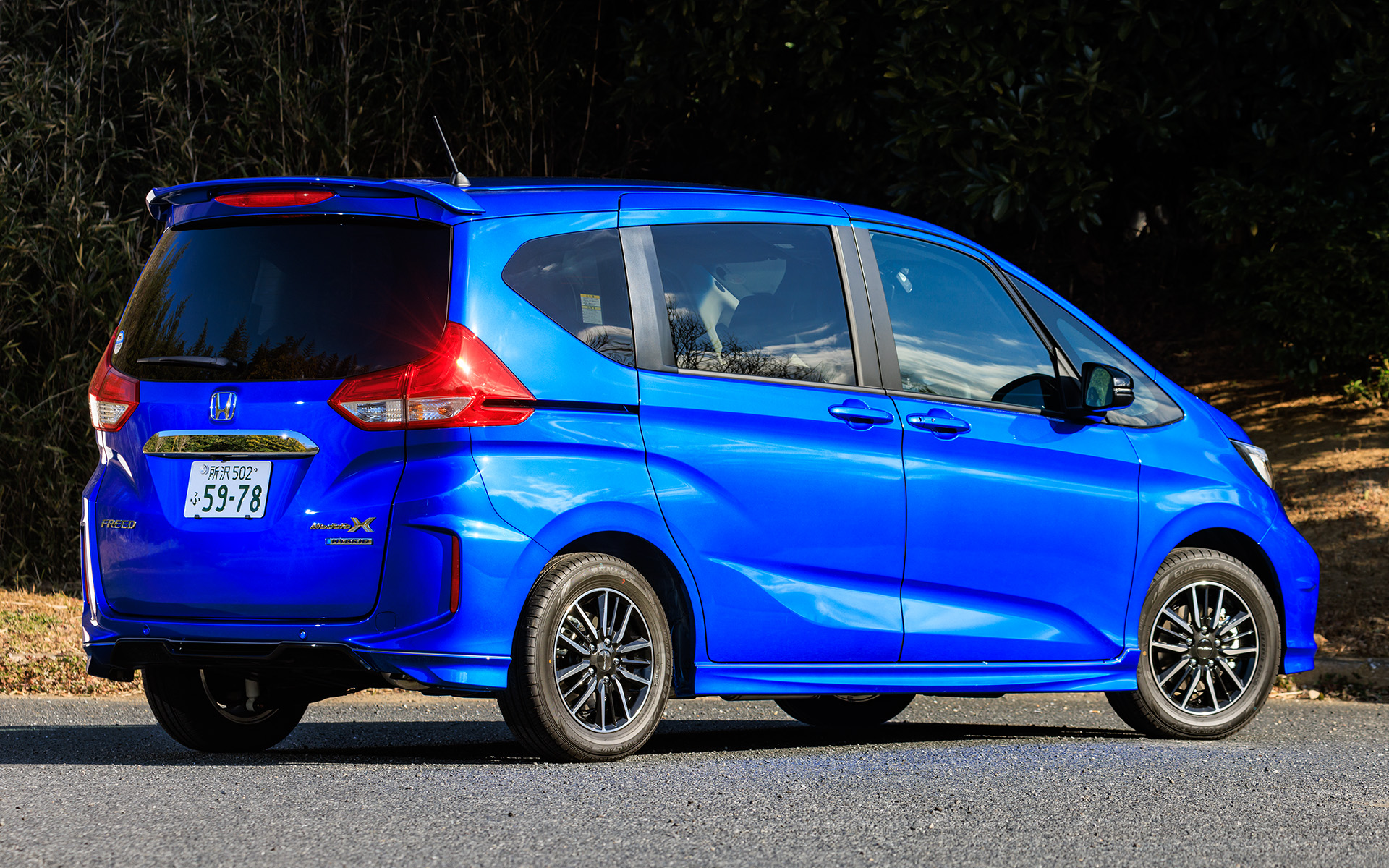 試乗車はハイブリッドモデルの6人乗りで、価格は325万6000円。7人乗りは327万8000円。ガソリンモデルは6人乗りが295万200円、7人乗りが297万2200円。ボディカラーは、プレミアムクリスタルブルー・メタリック（撮影車両）、プラチナホワイト・パール、クリスタルブラック・パール、プレミアムクリスタルレッド・メタリックの4色（※有料色は、3万3000円～5万5000円高）