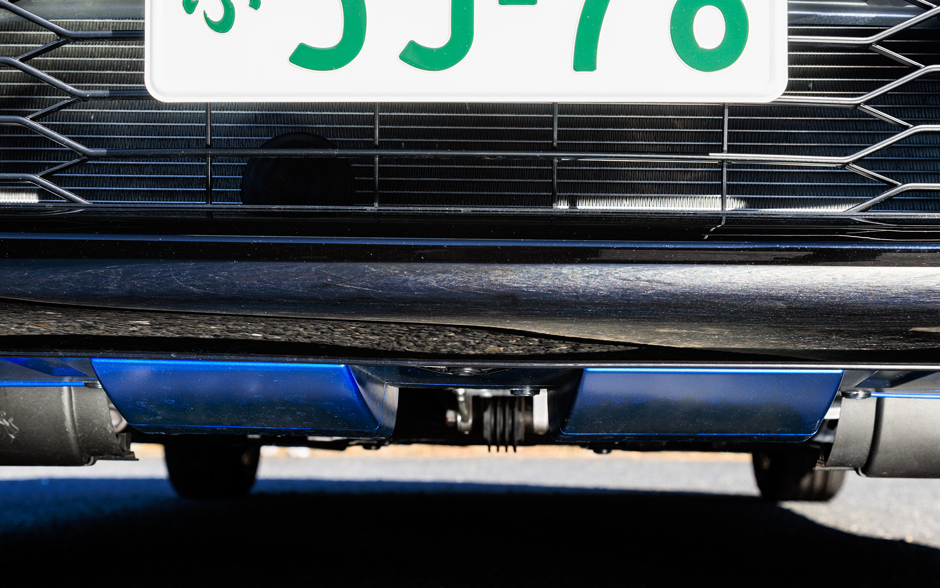 フロントセンター下部に設けられた「エアロスロープ」は、フロントからの空気の流れをリアまでしっかり流すのに貢献する