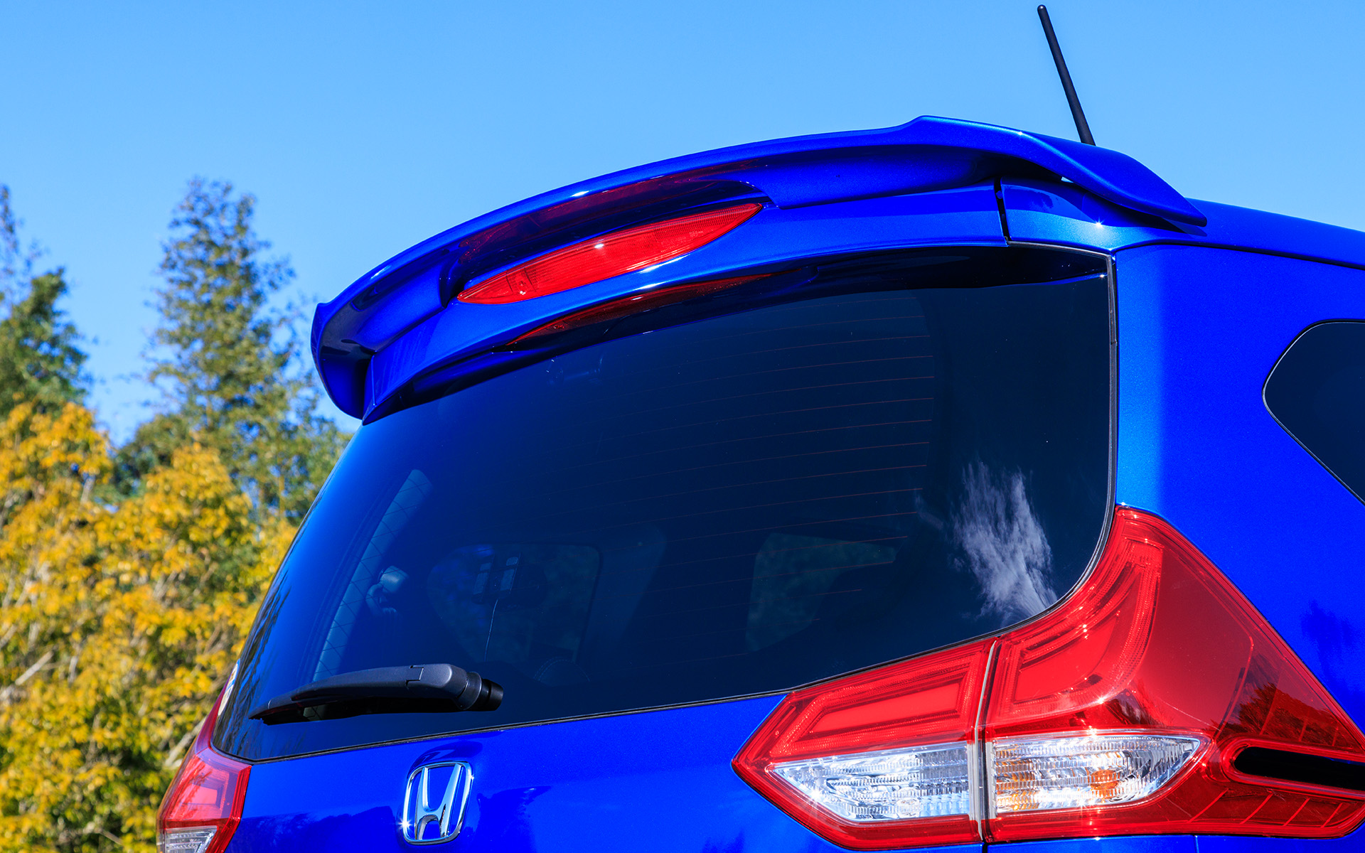 「専用テールゲートスポイラー」は純正アクセサリーとして設定しているテールゲートスポイラーと同形状