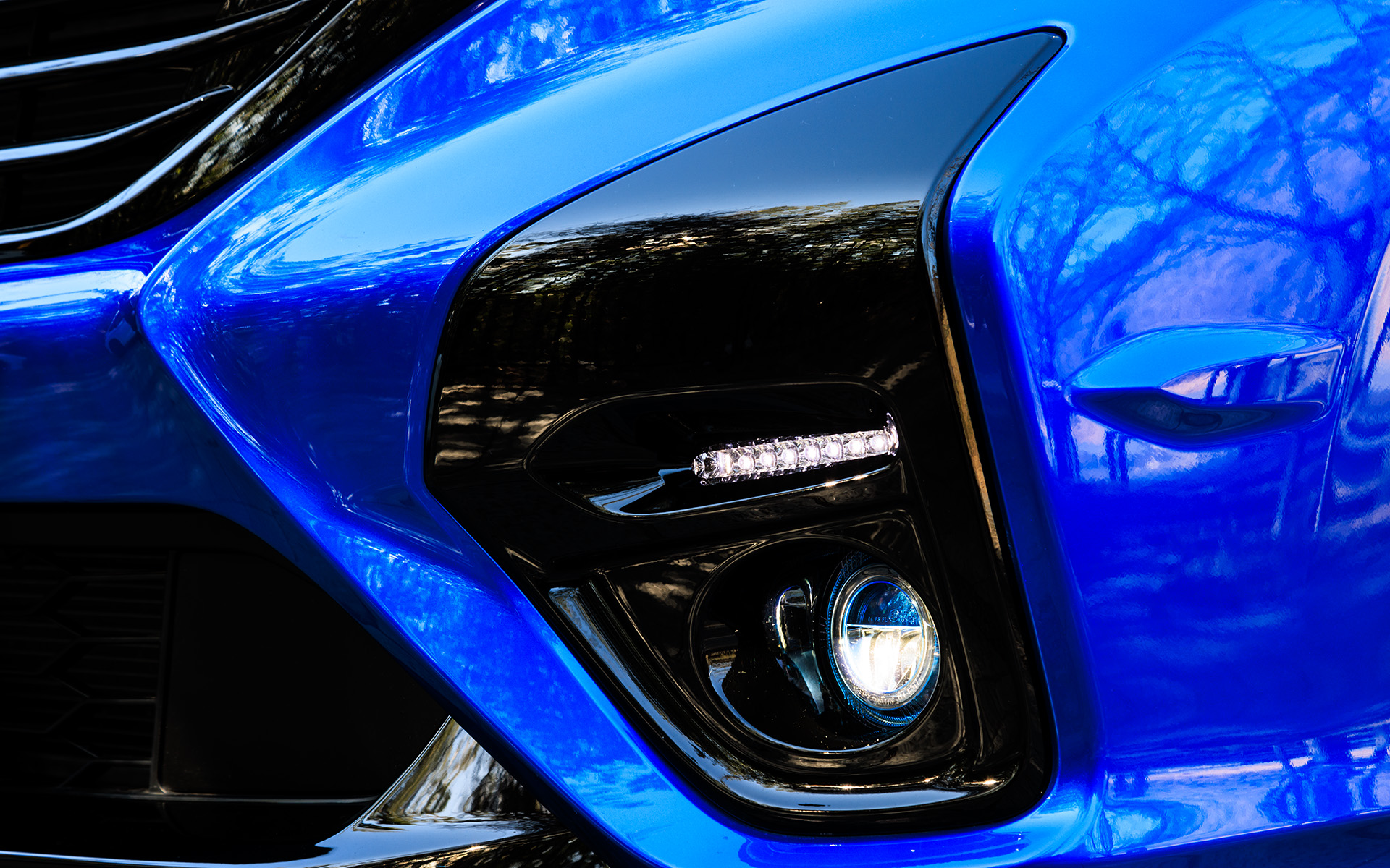 存在感を高めるのにひと役買っている「専用LEDフォグライト」と「専用ビームライト」