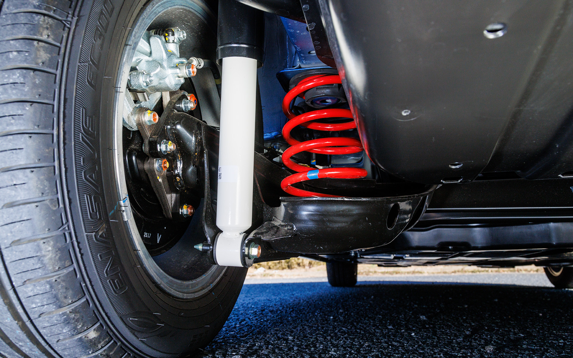 吸収性を高めた「専用サスペンション」（写真はリア）