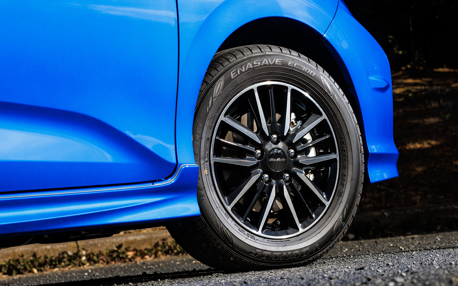 剛性バランスを最適化したという15インチの「専用アルミホイール」