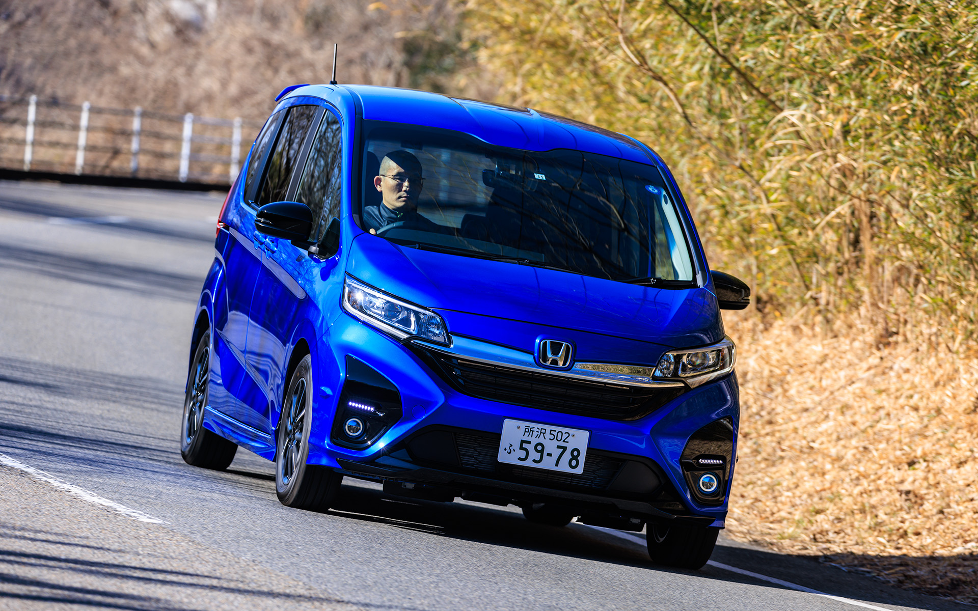 他のミニバンだとコーナーで感じやすい余計なロールがない