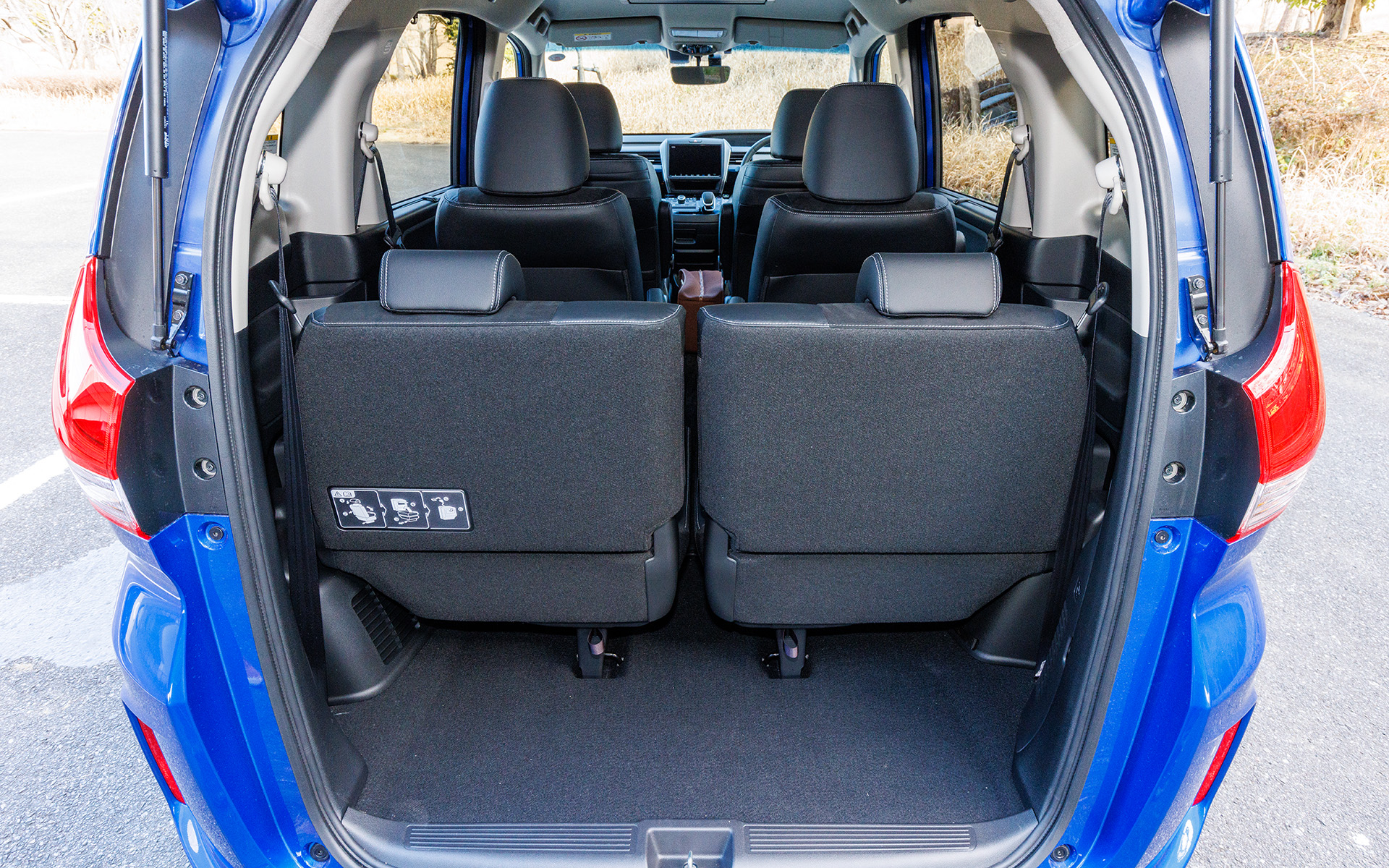 3列目シートは左右に跳ね上げてたたんでおける