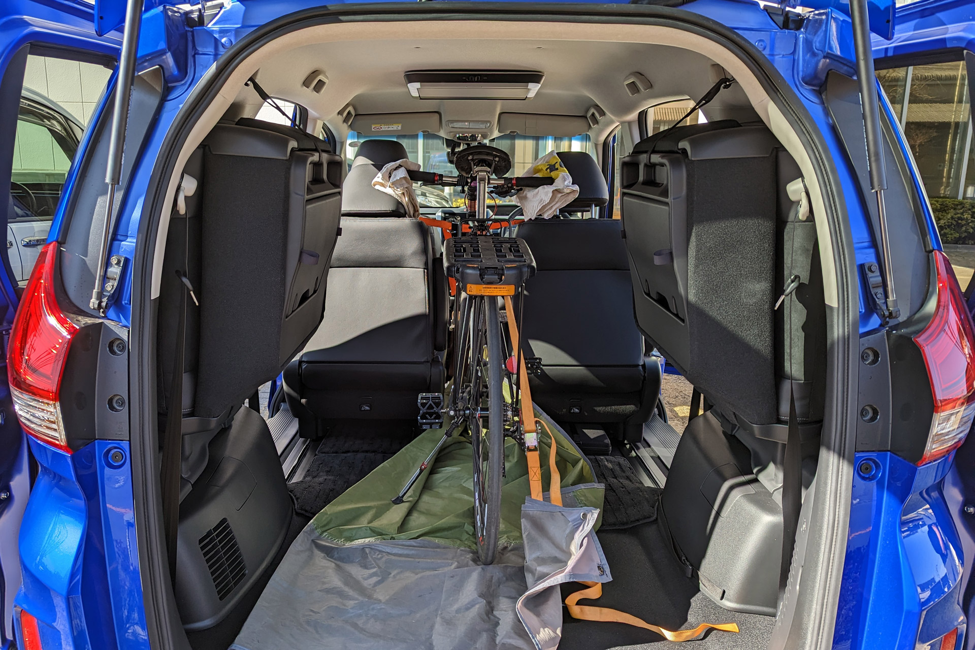 クロスバイクを積み込んでみたところ。タイダウンなど固定用具は必要になるが、余裕の積載性能だ