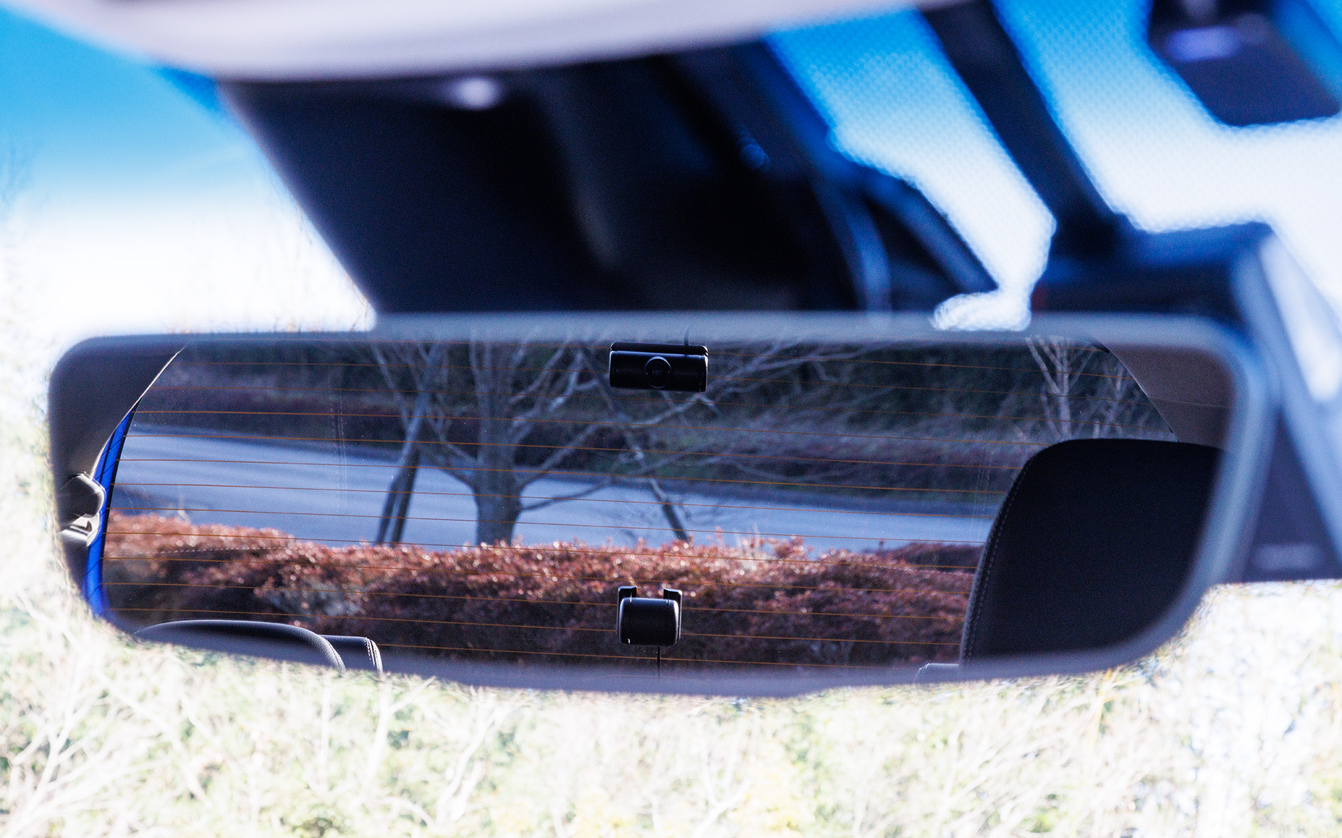 ディーラーオプションの「アドバンスドルームミラー」は、通常のミラーと独立リアカメラによる映像表示を切り替えることが可能だ