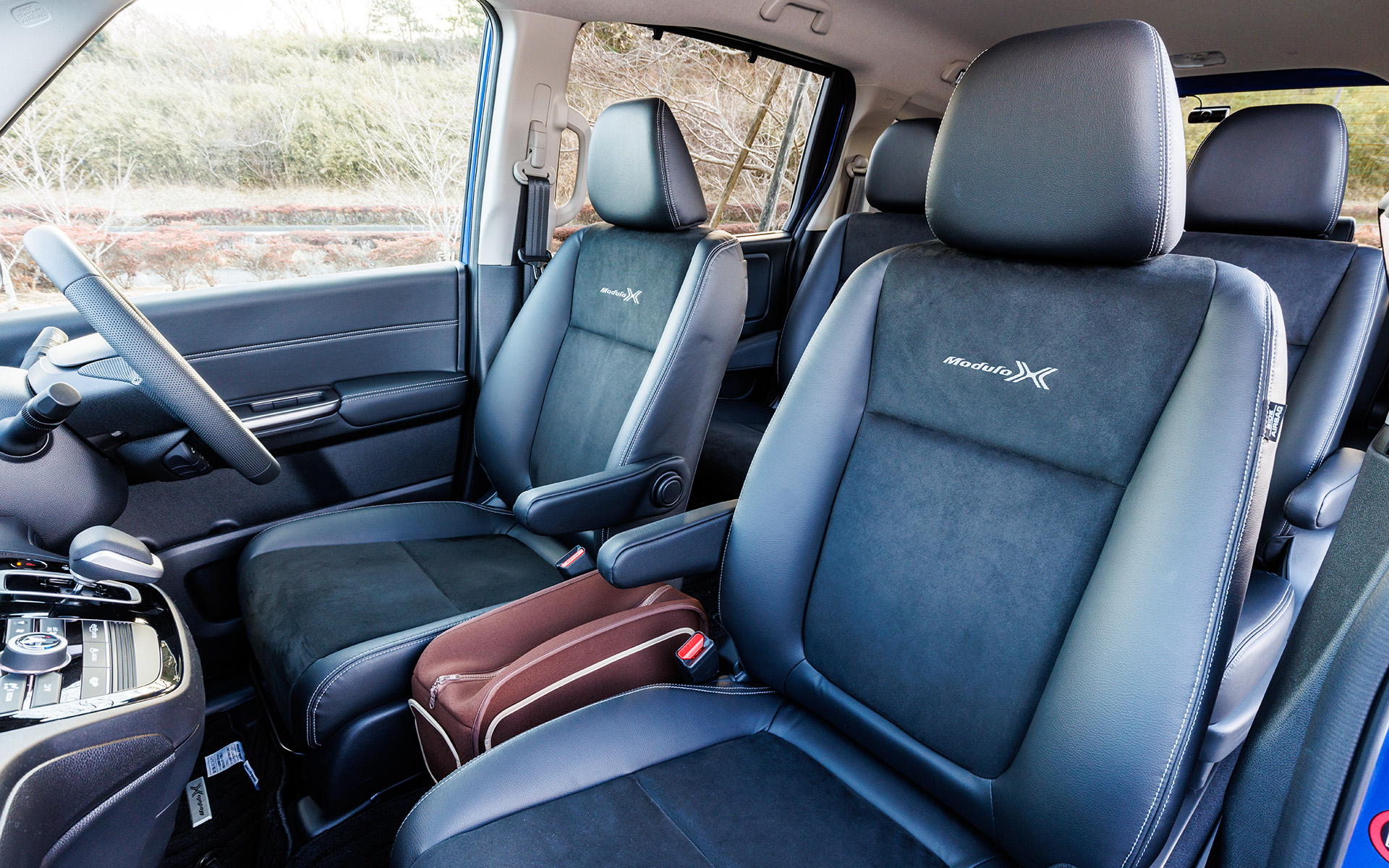 ほどよいホールド感が得られる「専用ブラックコンビシート」