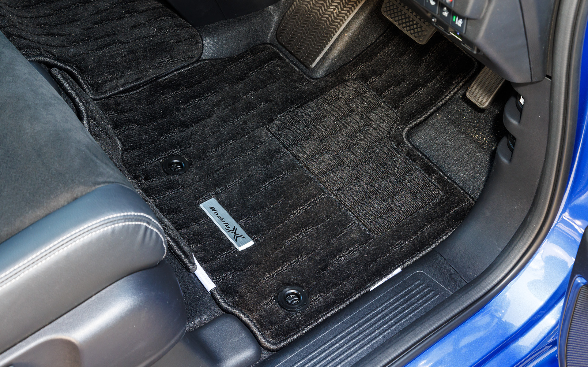 「Modulo X」ロゴ入りの専用フロアカーペットマットもオシャレ