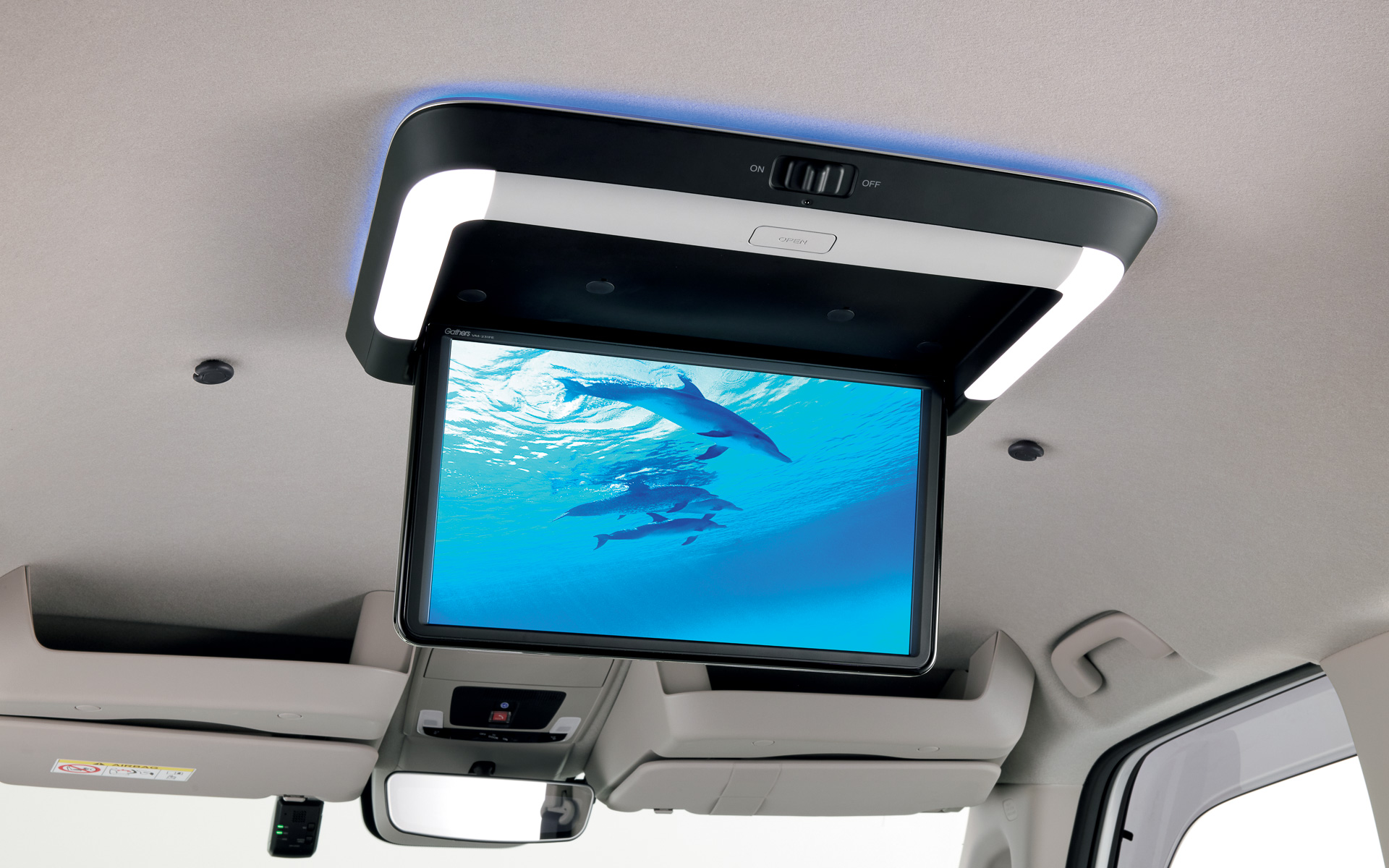 映像コンテンツをリッチに楽しめる「15.6インチ リア席モニター」。後席でもリモコンで操作ができる