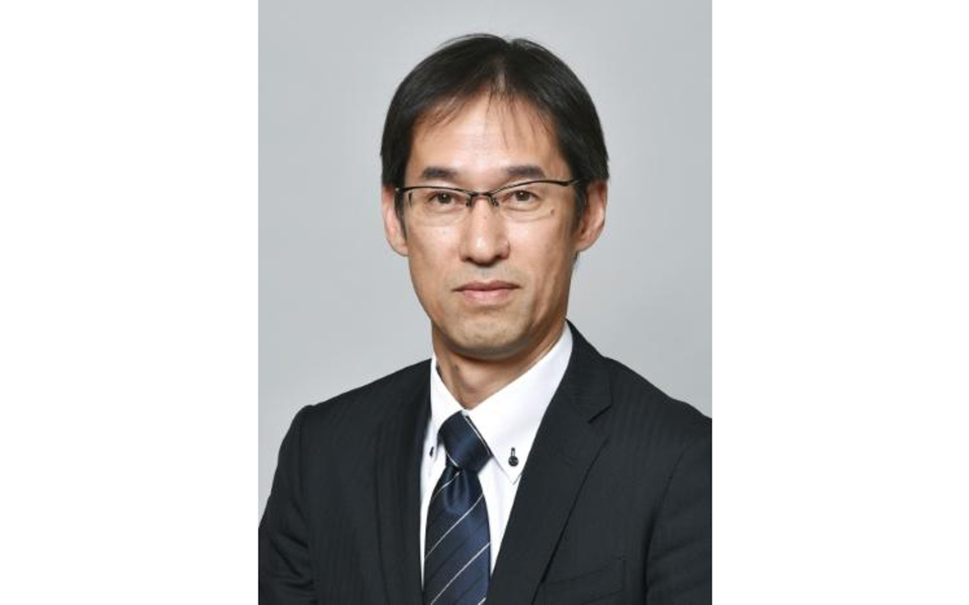 取締役常務執行役員に昇格する清宮眞二氏:1964年12月20日生(58歳)、1989年3月:日本大学理工学部卒業、同年4月:横浜ゴム(株)入社、2012年4月:タイヤ技術管理部長、2014年10月:タイヤ第一設計部長、2017年 3月:タイヤ消費財開発本部長代理 兼 タイヤ第二設計部長、2018年 3月:理事 タイヤ消費財開発本部長代理 兼 タイヤ第二設計部長、2019年 3月:執行役員 タイヤ製品開発本部長 兼 タイヤ第一設計部長、2021年3月:執行役員 技術統括補佐 兼 タイヤ製品開発本部長、2022年3月:取締役執行役員 技術統括 兼 品質保証本部担当 兼 タイヤ製品開発本部長、現在に至る