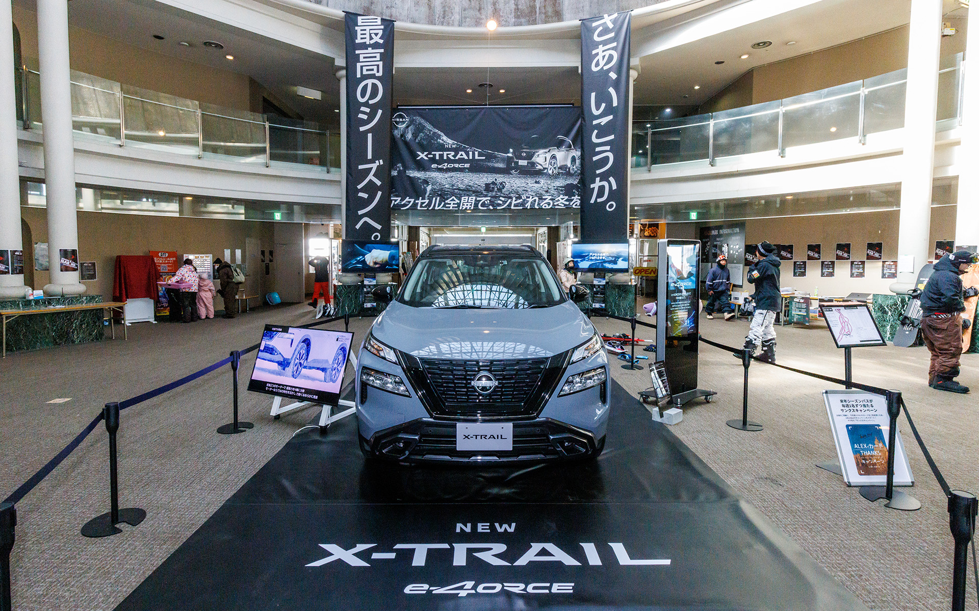 センターハウス内にエクストレイルの実車を展示