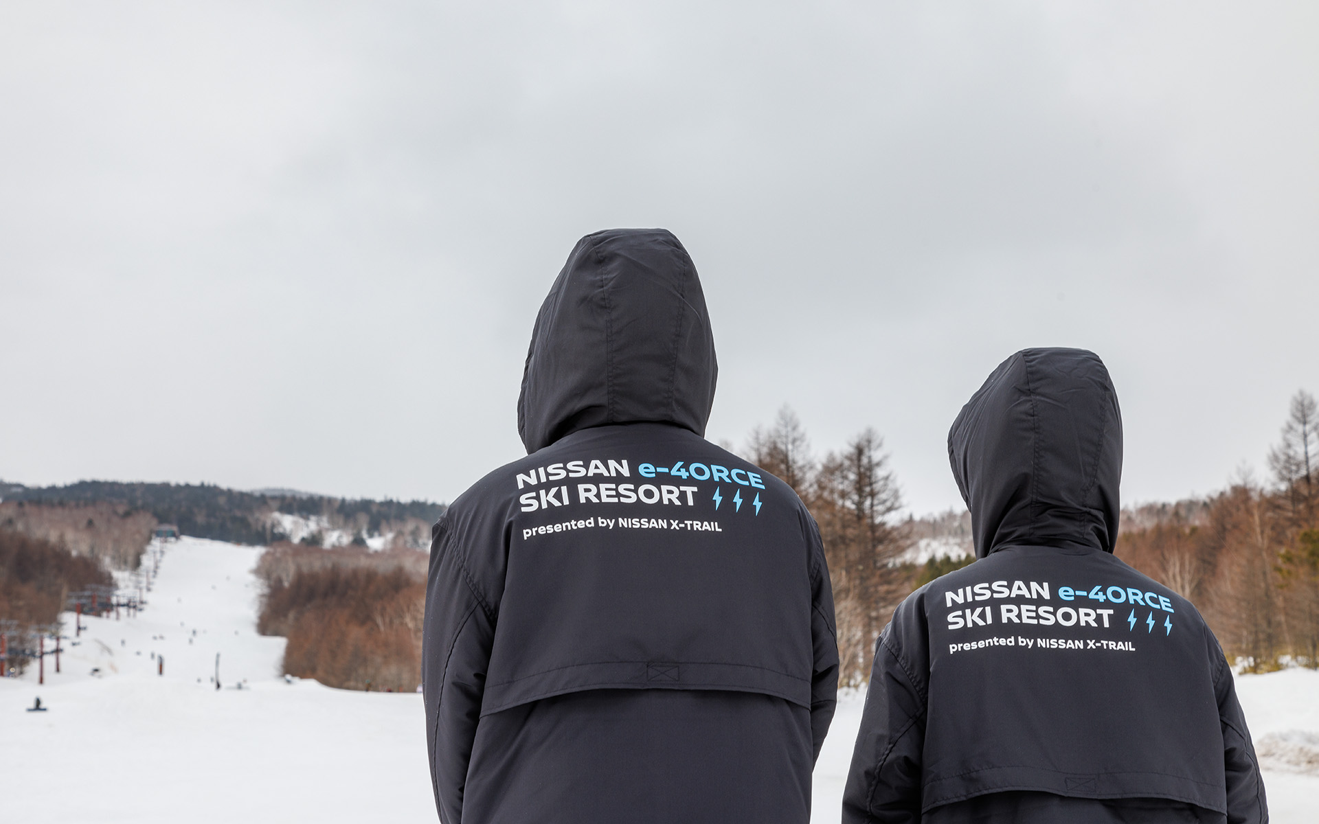 スタッフのジャンパーにもロゴが入っている