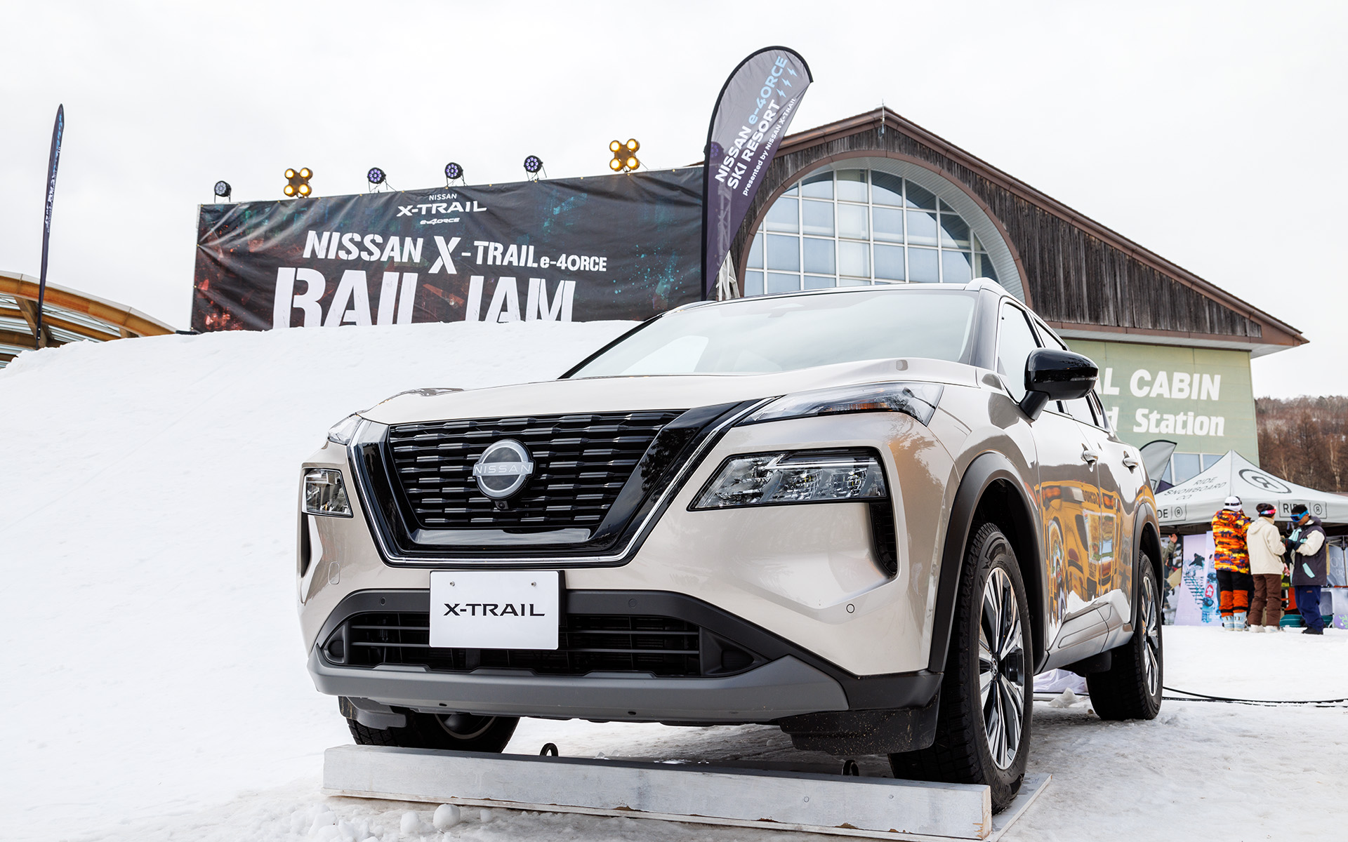 ゲレンデへの階段を使ってストリートレールジャムが開催（18日）された