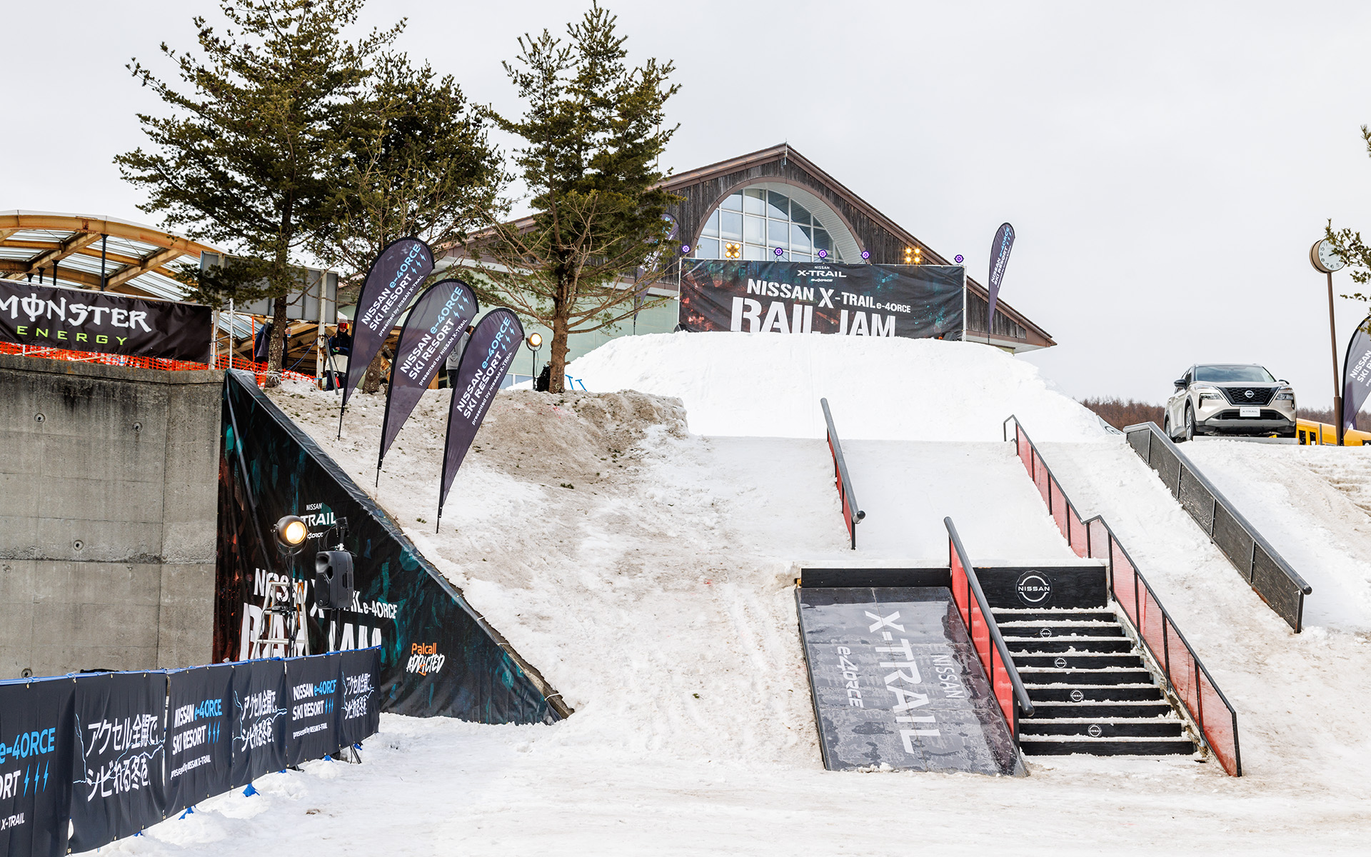 ゲレンデへの階段を使ってストリートレールジャムが開催（18日）された