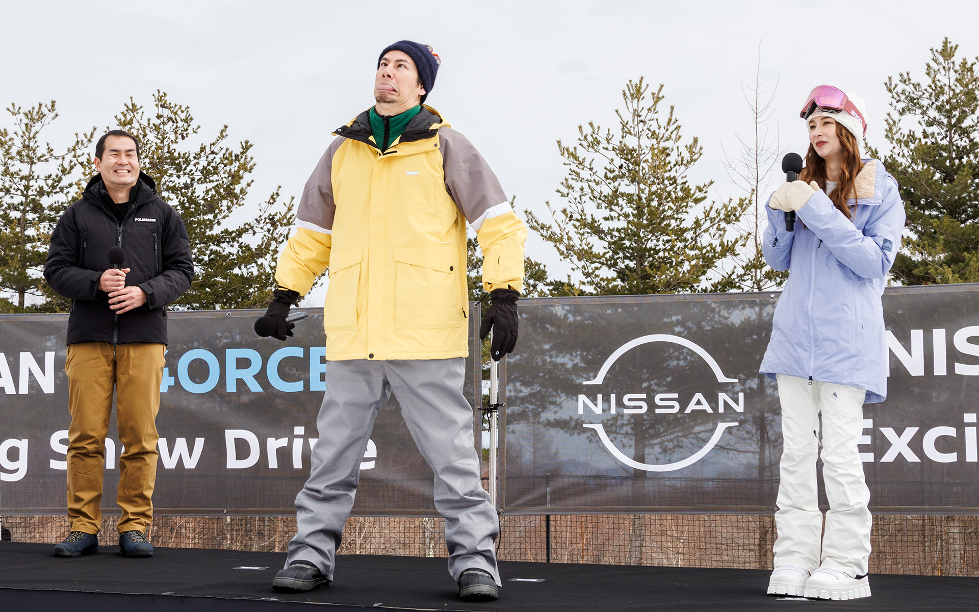 MCが「エクストレイル e-4ORCEのエキサイティングなドライブを顔芸で！」とムチャ振り。なんとか顔を作るも微妙な雰囲気に。だが、そこから「滑った」といいつつ「エクストレイルみたいに滑る前に制御しないと」とリカバリーして会場を沸かせた