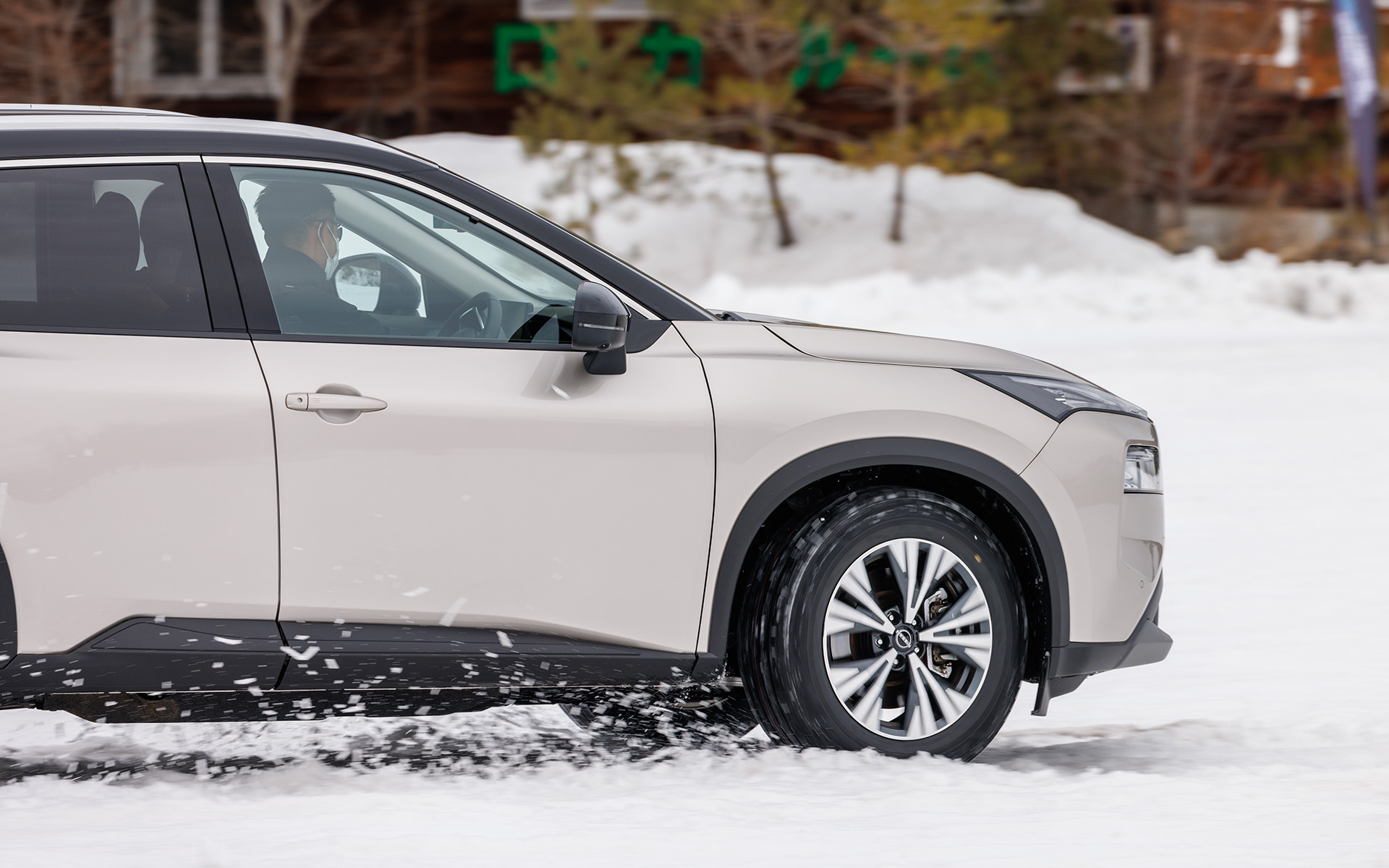 広い雪原をものともせず縦横無尽に走る