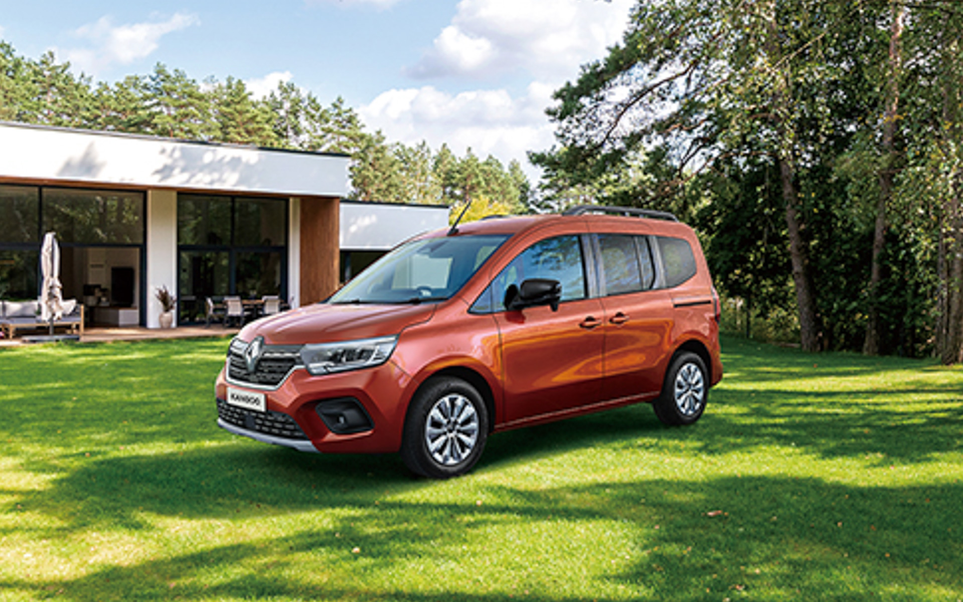 ボディサイズは4490×1860×1810mm（全長×全幅×全高）と、前モデルに比べて全長が210mm長く、全幅が30mmワイドに。ホイールベースは2715mmと前モデルに比べて15mm長くなっている。最小回転半径は5.6m