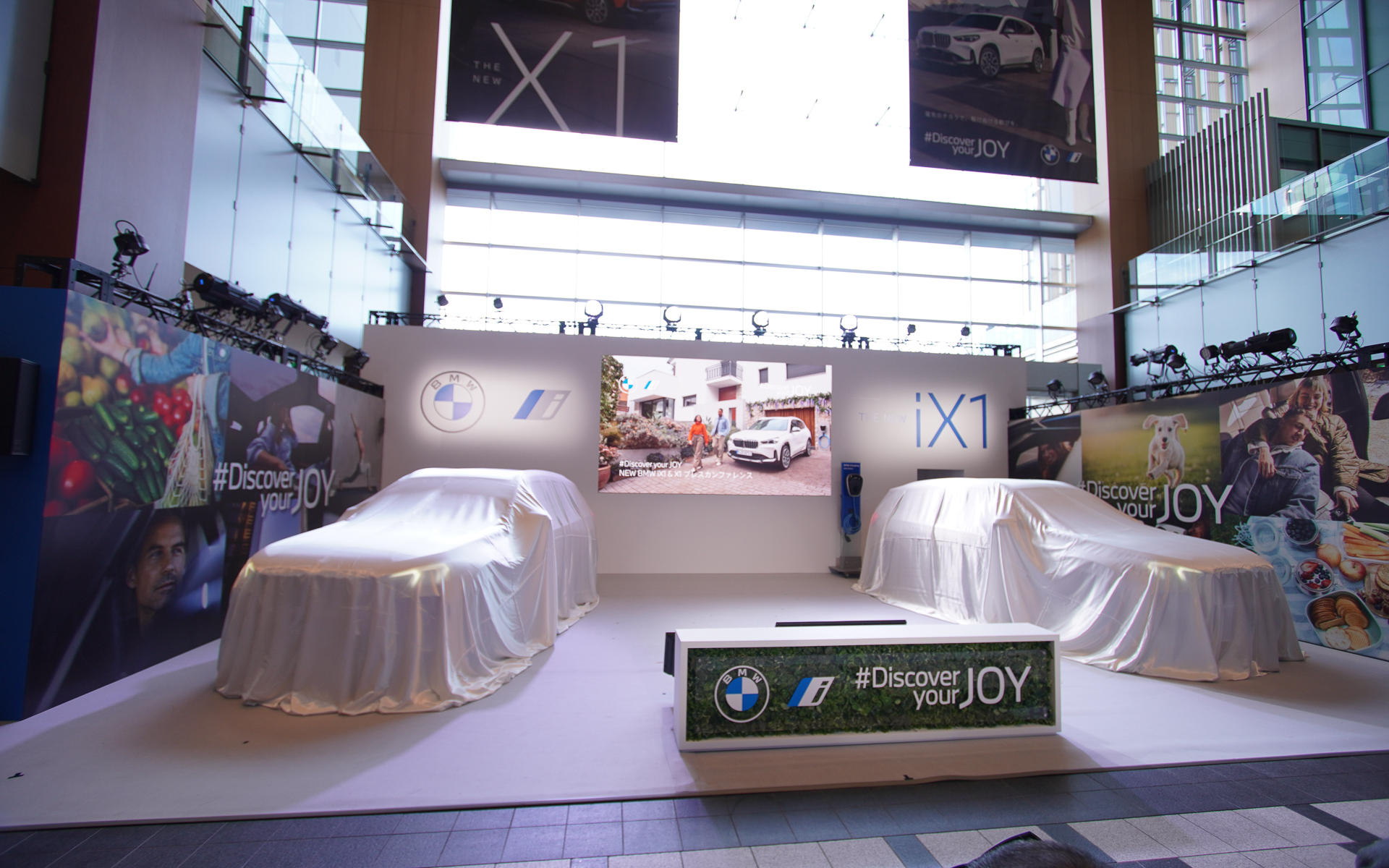 発表会には2台のiX1がベールに包まれて置かれた