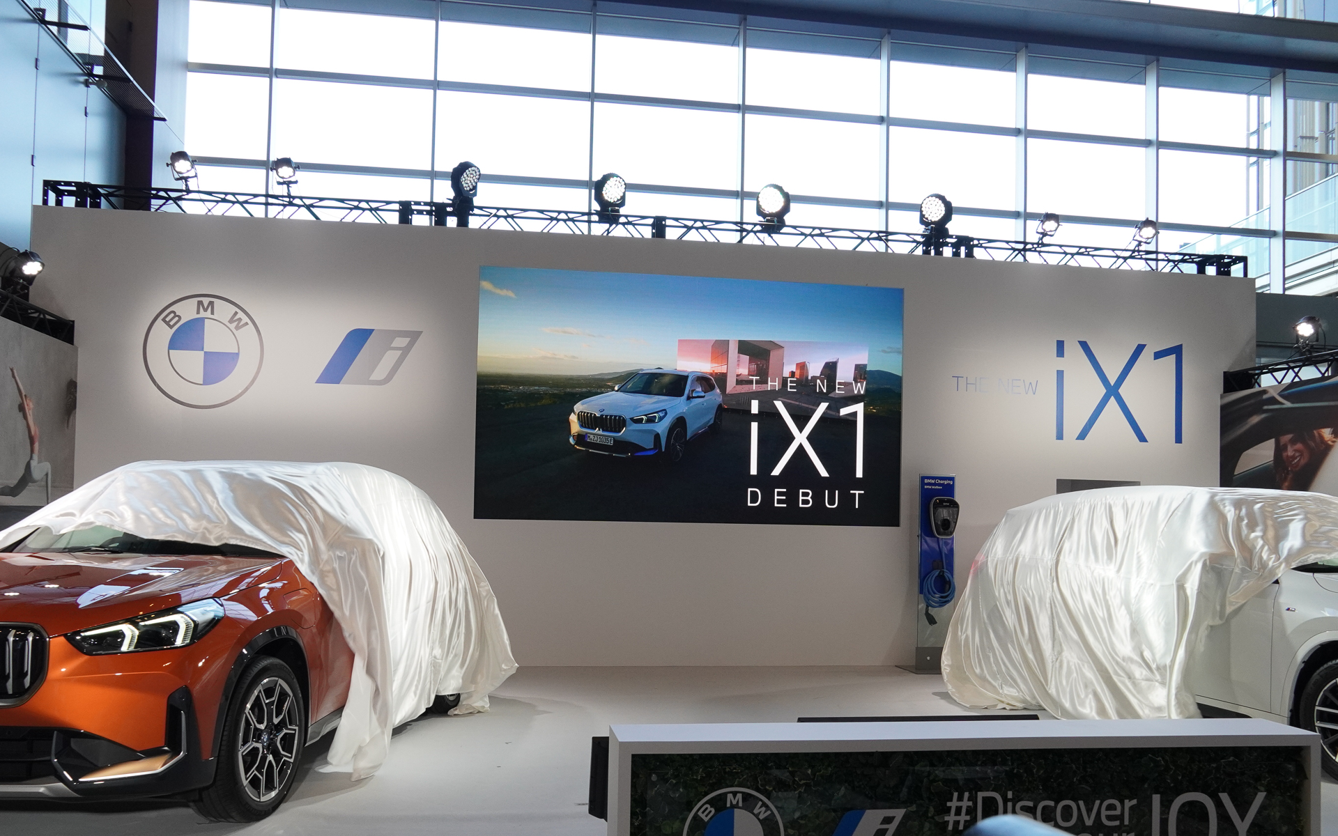 iX1のアンベール。新型X1のボディサイズは「X1 xDrive20i」「iX1 xDrive30」ともに共通で、4500×1835×1620mm（全長×全幅×全高）、ホイールベースは2690mm