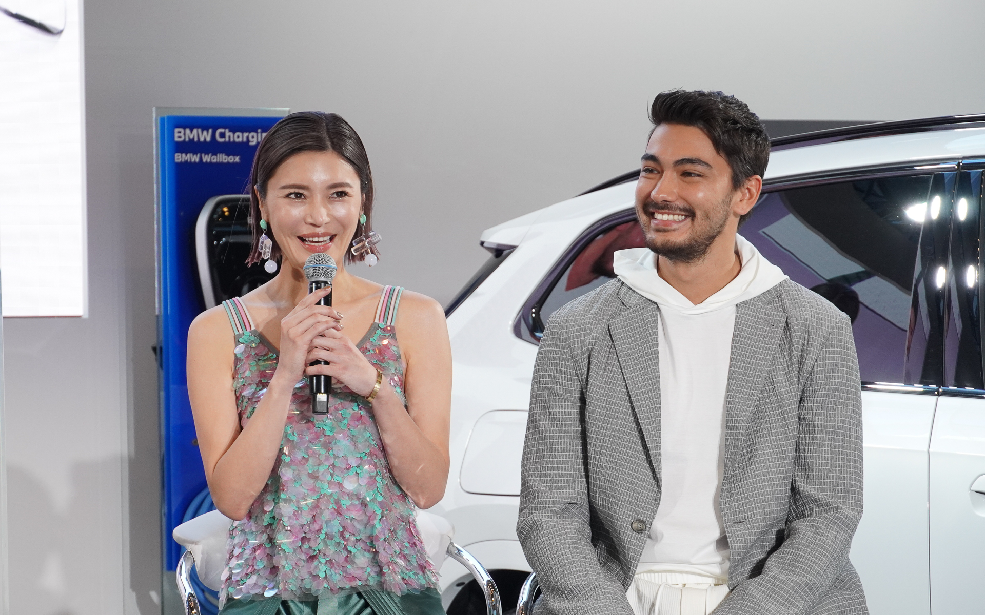 モデルの島袋聖南さんと石倉ノアさん夫妻