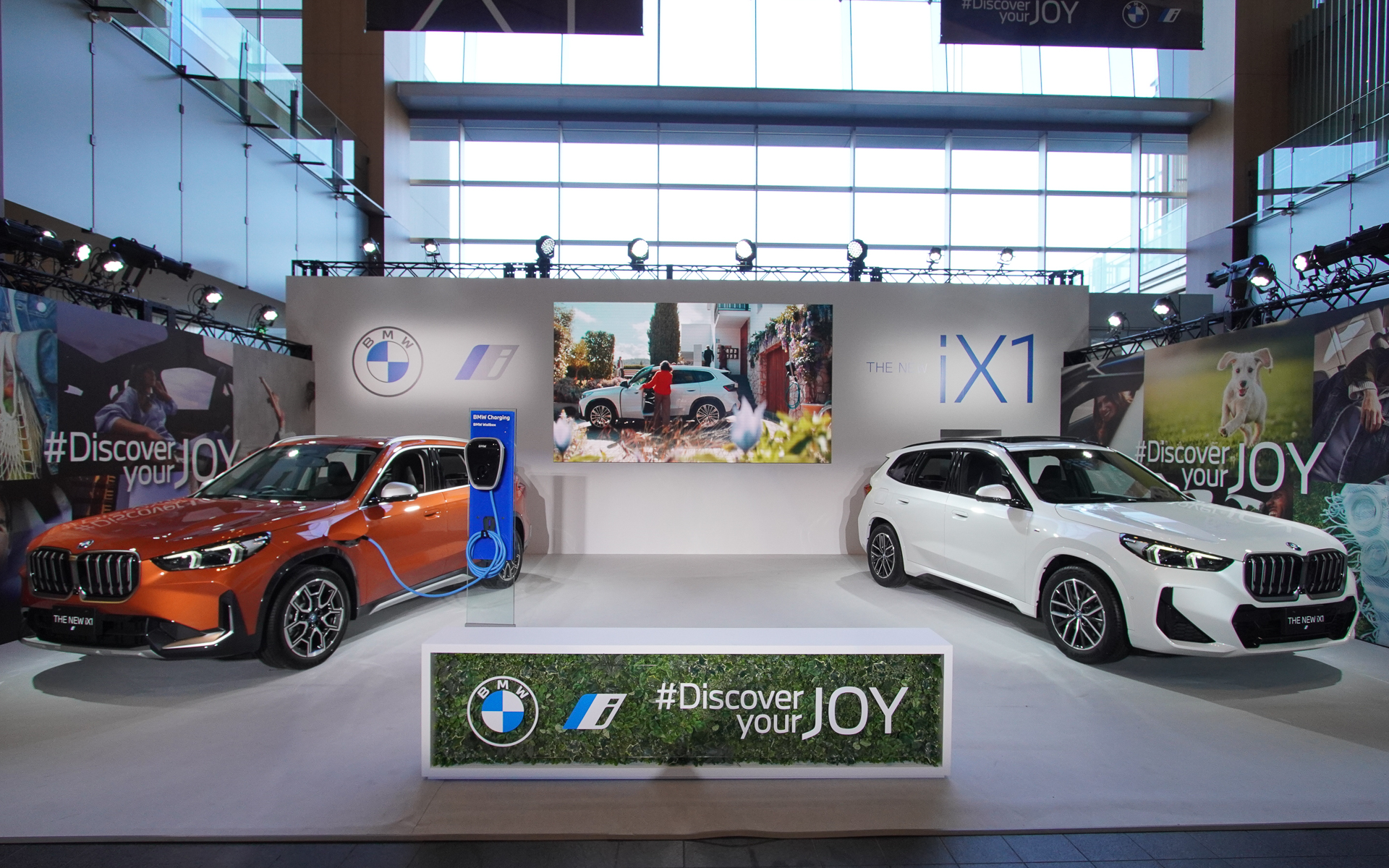 会場の2台はどちらもEVのiX1