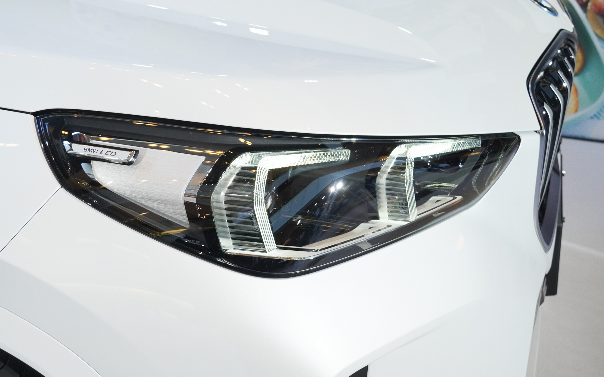 ヘッドライトはアダプティブタイプのLED