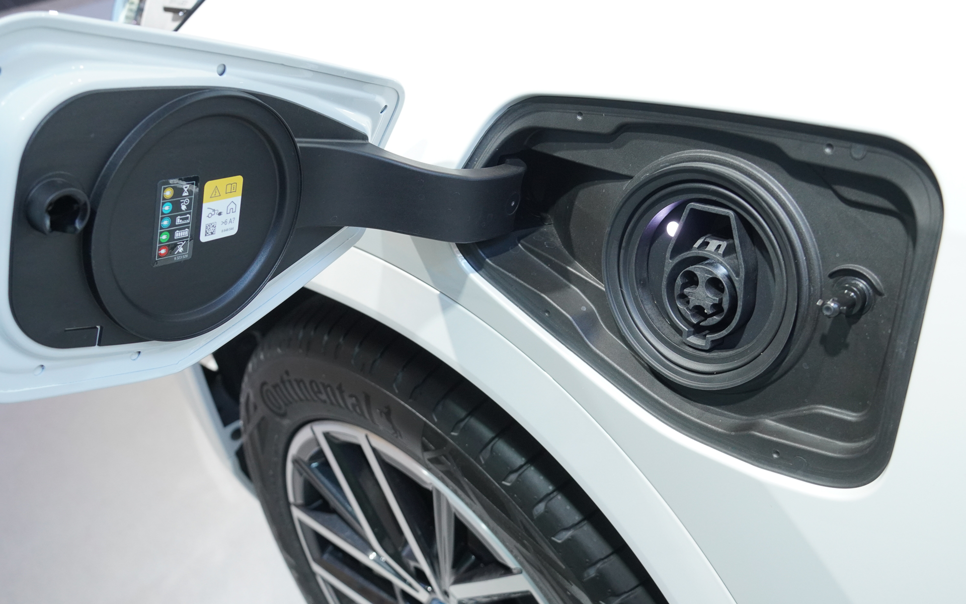 充電のポートは左前が普通充電