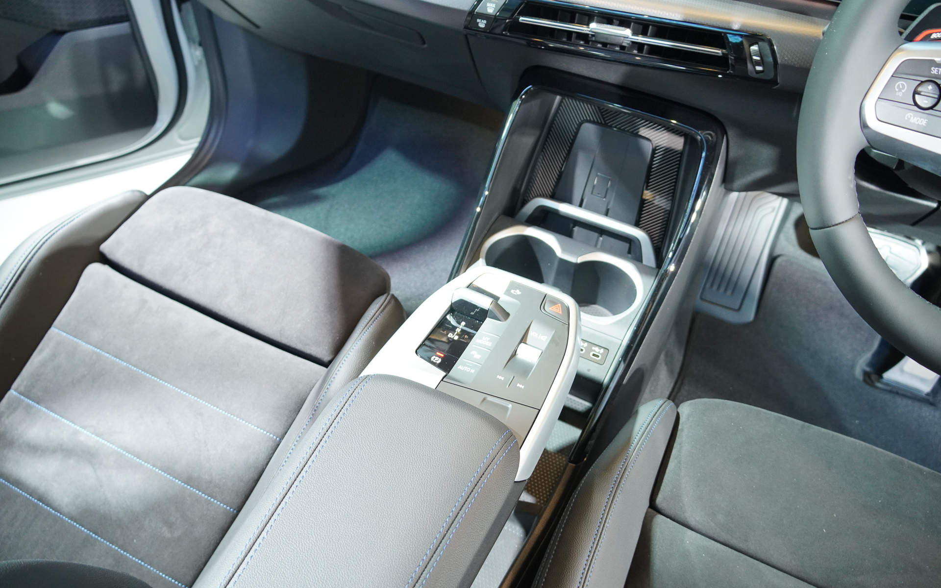 シフトレバーに相当するシフトスイッチがある