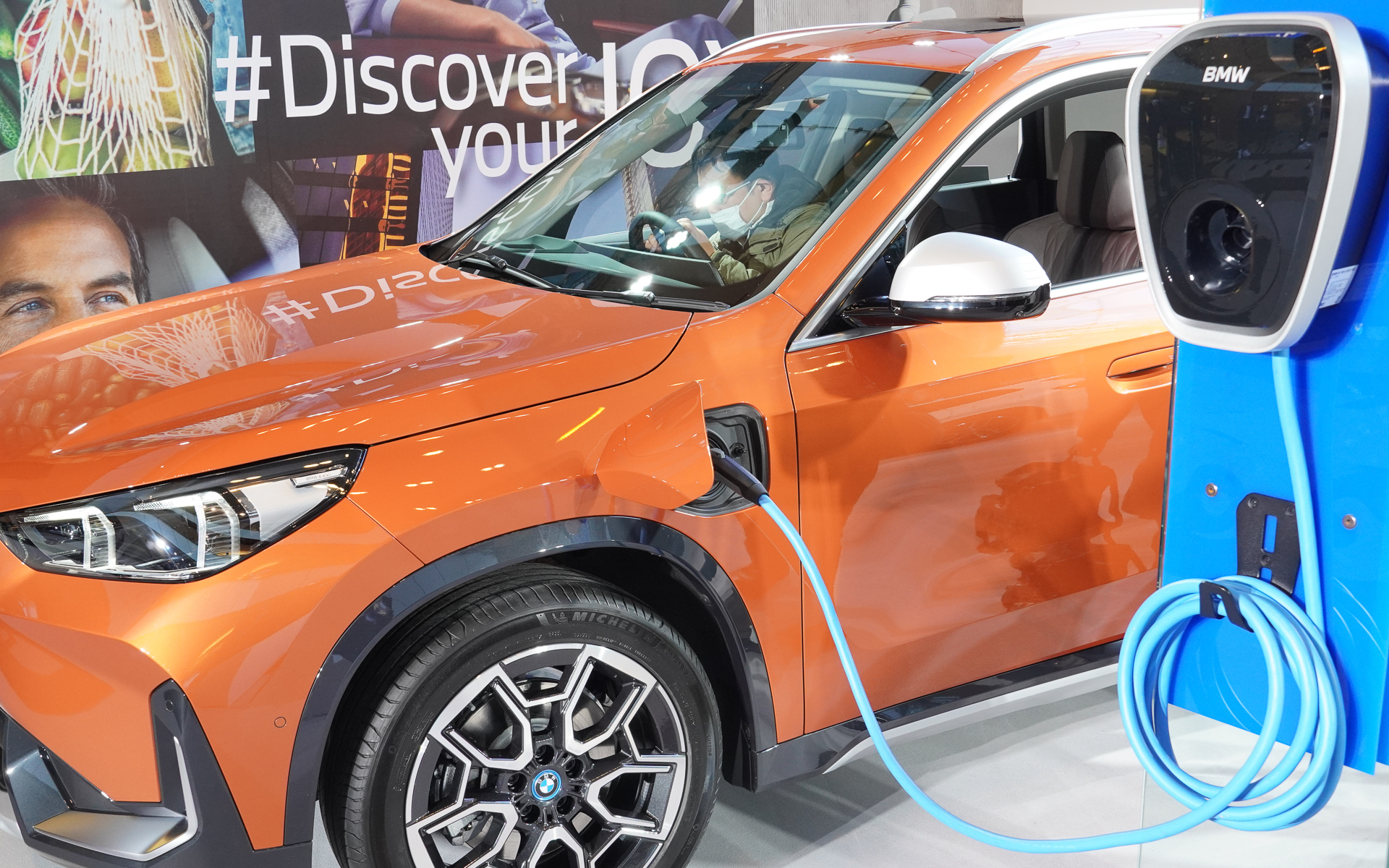 BMWウォールボックスによって充電する様子