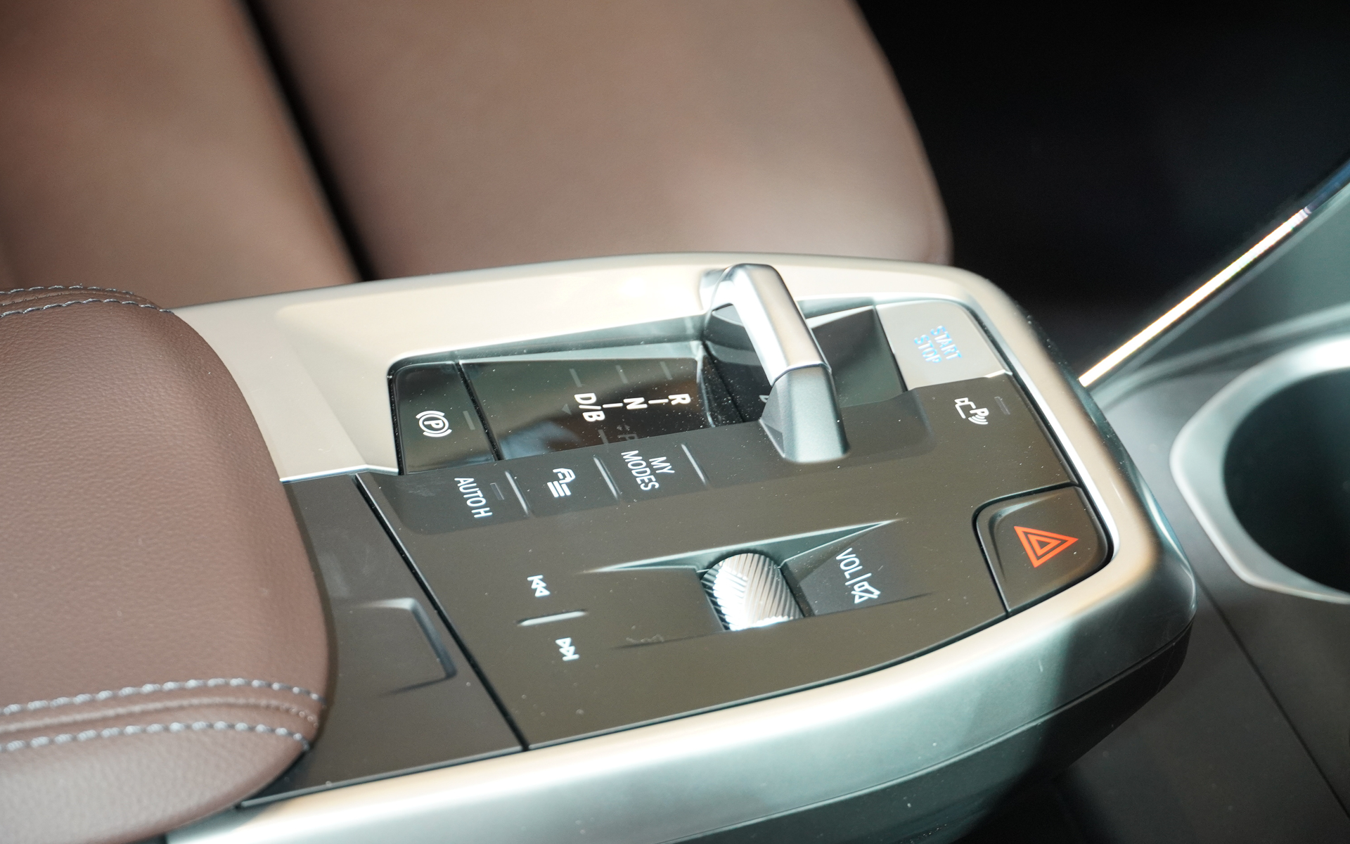 シフトレバーはなくスイッチになっている