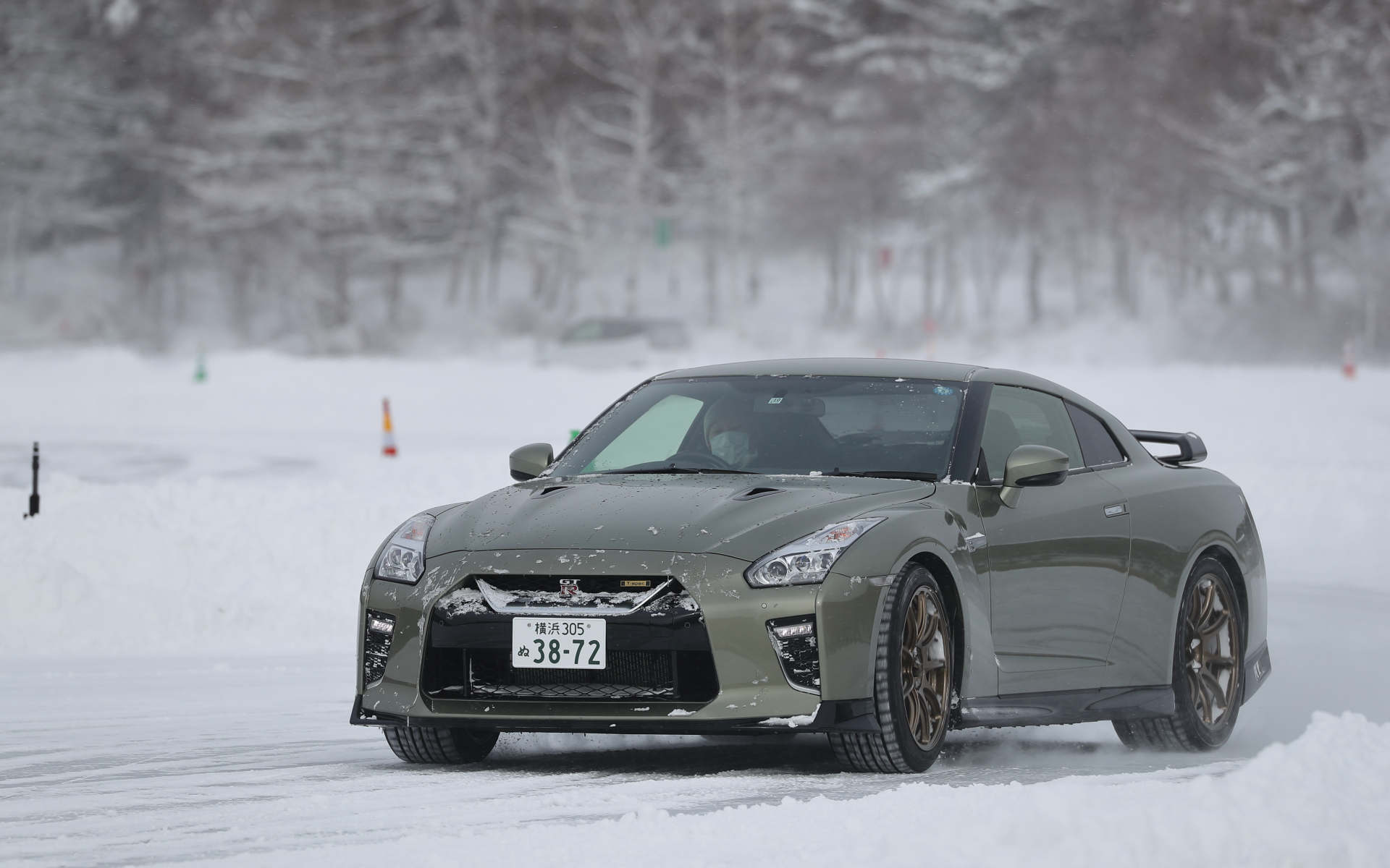 専用カーボンセラミックブレーキ、カーボン製リアスポイラー、専用エンジンカバーなどが特別装備される「GT-R Premium edition T-spec」（1590万4900円）。ボディサイズは4710×1895×1370mm（全長×全幅×全高）、ホイールベースは2780mm。V型6気筒DOHC 3.8リッターツインターボ「VR38DETT」型エンジンは最高出力419kW（570PS）/6800rpm、最大トルク637Nm（65.0kgfm）/3300-5800rpmを発生する