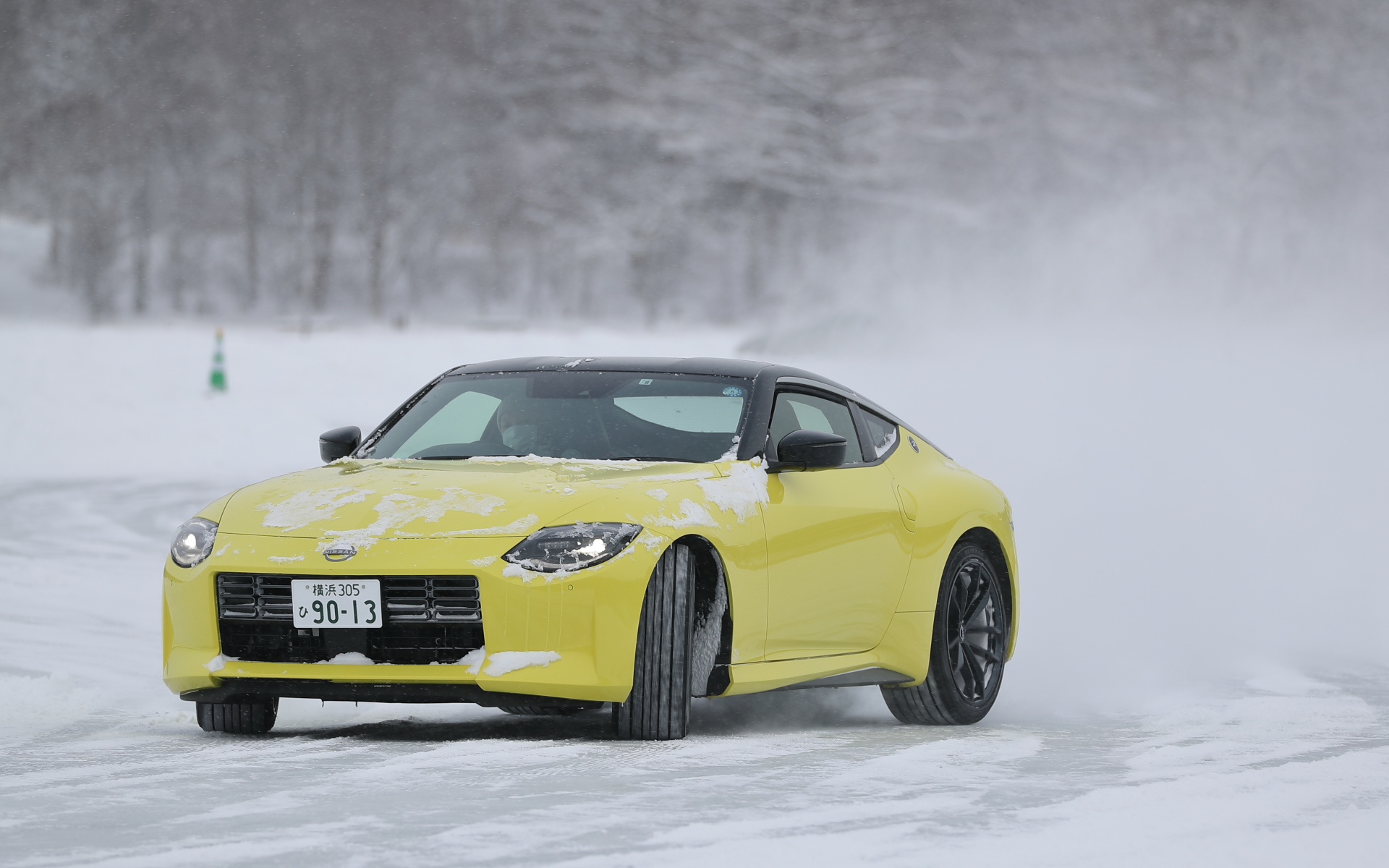 6速MT仕様の「フェアレディZ Version ST」（646万2500円）。ボディサイズは4380×1845×1315mm（全長×全幅×全高）、ホイールベースは2550mm。新開発のV型6気筒DOHC 3.0リッターツインターボ「VR30DDTT」エンジンは最高出力298kW（405PS）/6400rpm、最大トルク475Nm（48.4kgfm）/1600-5600rpmを発生する