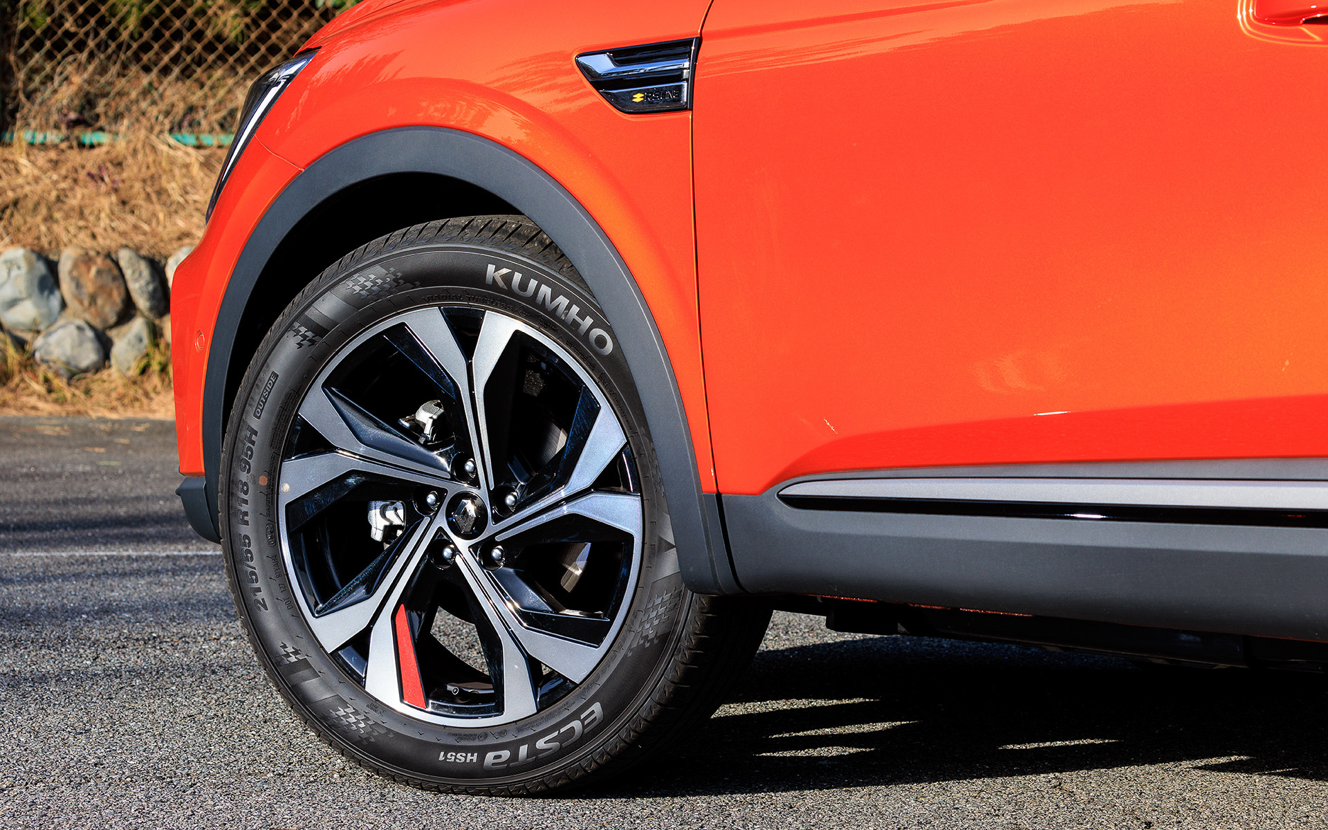 足下は18インチアルミホイールにクムホ「エクスタ」（215/55R18）を組み合わせ、フェンダーにはR.S.LINEのバッヂが備わる