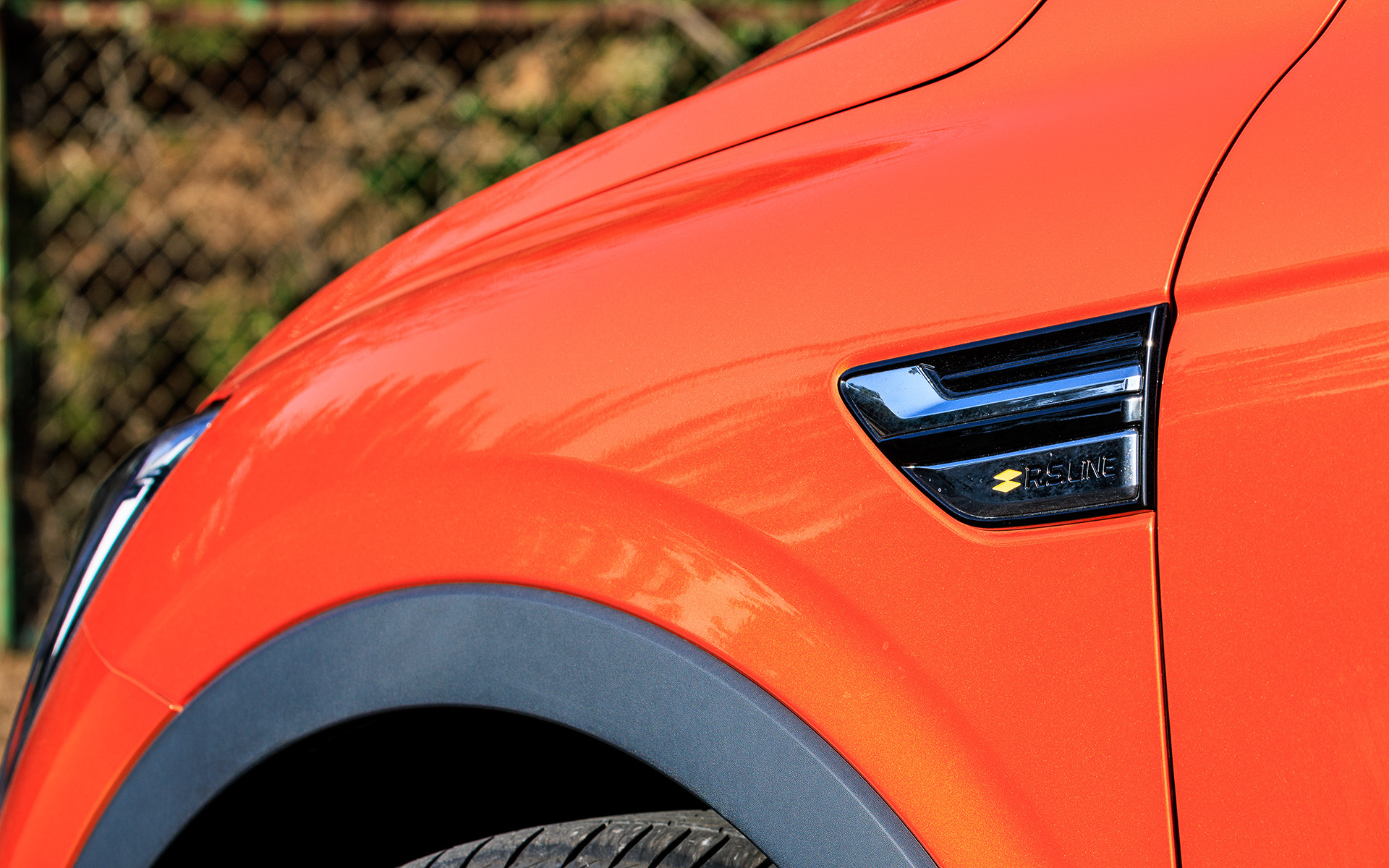 足下は18インチアルミホイールにクムホ「エクスタ」（215/55R18）を組み合わせ、フェンダーにはR.S.LINEのバッヂが備わる