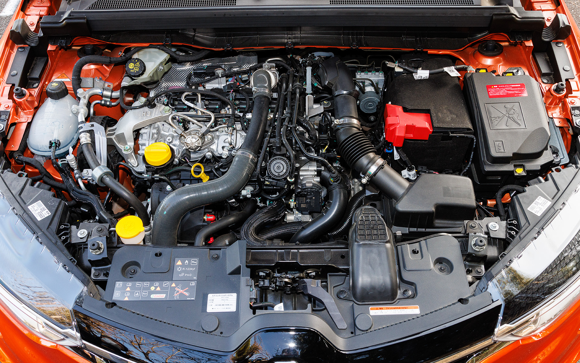 アルカナ R.S.LINE MILD HYBRIDが搭載する直列4気筒DOHC 1.33リッターターボ「H5H」型エンジンは、最高出力116kW（158PS）/5500rpm、最大トルク270Nm（27.5kgfm）/1800rpmを発生。これに最高出力3.6kW（5PS）/1800-2500rpm、最大トルク19.2Nm（2.0kgfm）/1800rpmを発生する「3AA」型補助モーターを組み合わせる。WLTCモード燃費は17.0km/L