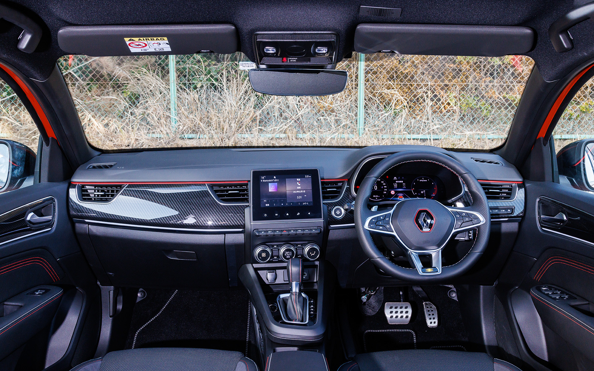 アルカナ R.S.LINE MILD HYBRIDのインテリア。アルカナ R.S.LINE E-TECH FULL HYBRIDと同様に、アダプティブクルーズコントロール（ストップ＆ゴー機能付き）、レーンセンタリングアシスト（車線中央維持支援）、アクティブエマージェンシーブレーキ（衝突被害軽減ブレーキ）、360°カメラなど先進の運転支援システムも装備する