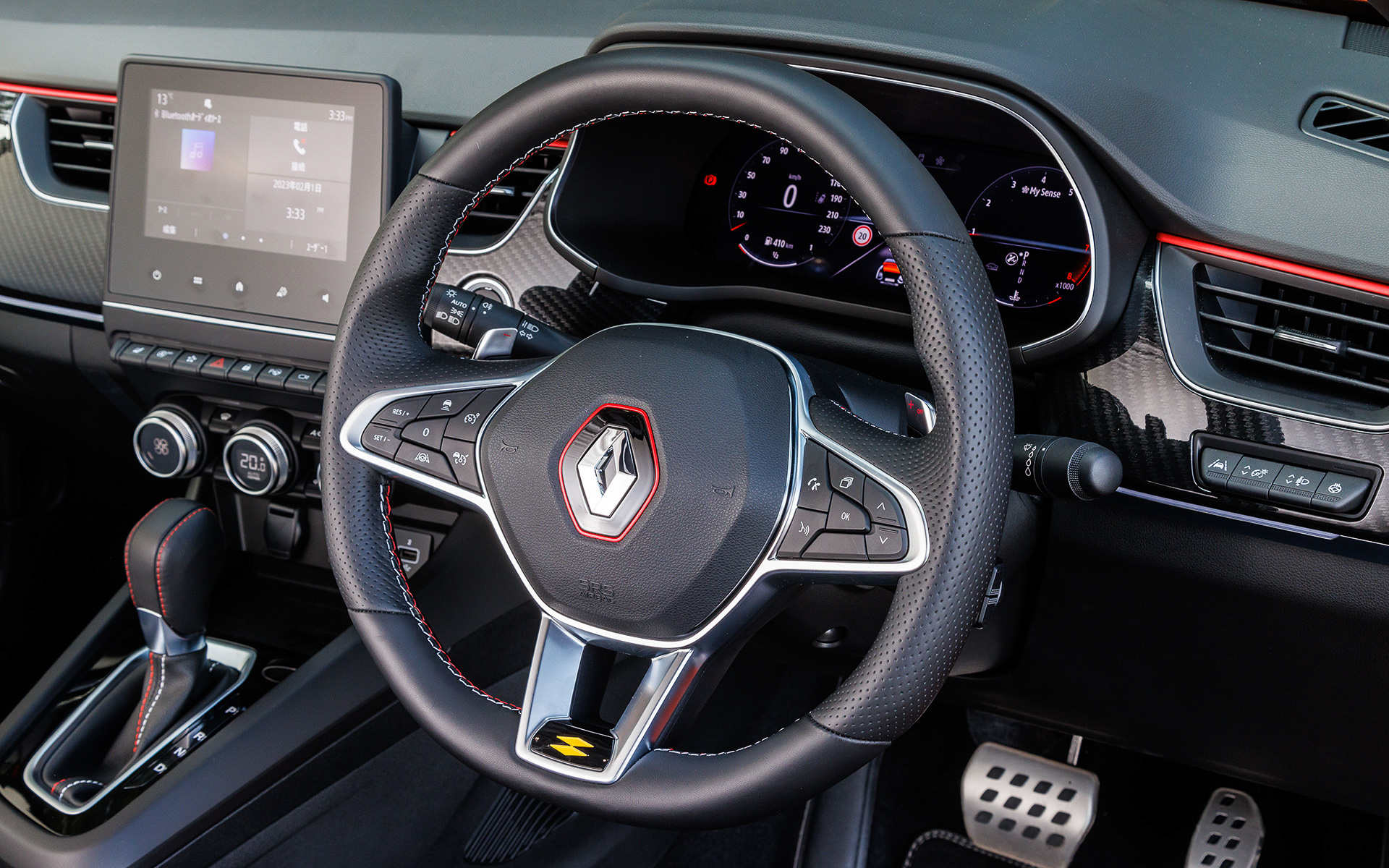 アルカナ R.S.LINE MILD HYBRIDのインテリア。アルカナ R.S.LINE E-TECH FULL HYBRIDと同様に、アダプティブクルーズコントロール（ストップ＆ゴー機能付き）、レーンセンタリングアシスト（車線中央維持支援）、アクティブエマージェンシーブレーキ（衝突被害軽減ブレーキ）、360°カメラなど先進の運転支援システムも装備する