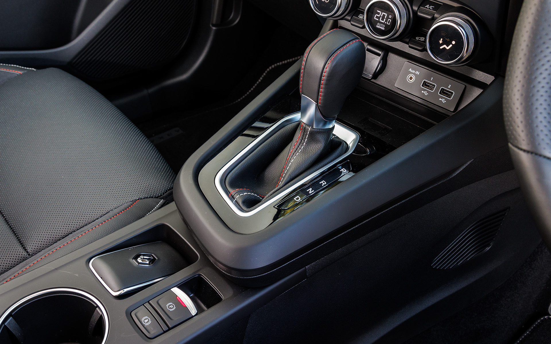 アルカナ R.S.LINE MILD HYBRIDのインテリア。アルカナ R.S.LINE E-TECH FULL HYBRIDと同様に、アダプティブクルーズコントロール（ストップ＆ゴー機能付き）、レーンセンタリングアシスト（車線中央維持支援）、アクティブエマージェンシーブレーキ（衝突被害軽減ブレーキ）、360°カメラなど先進の運転支援システムも装備する