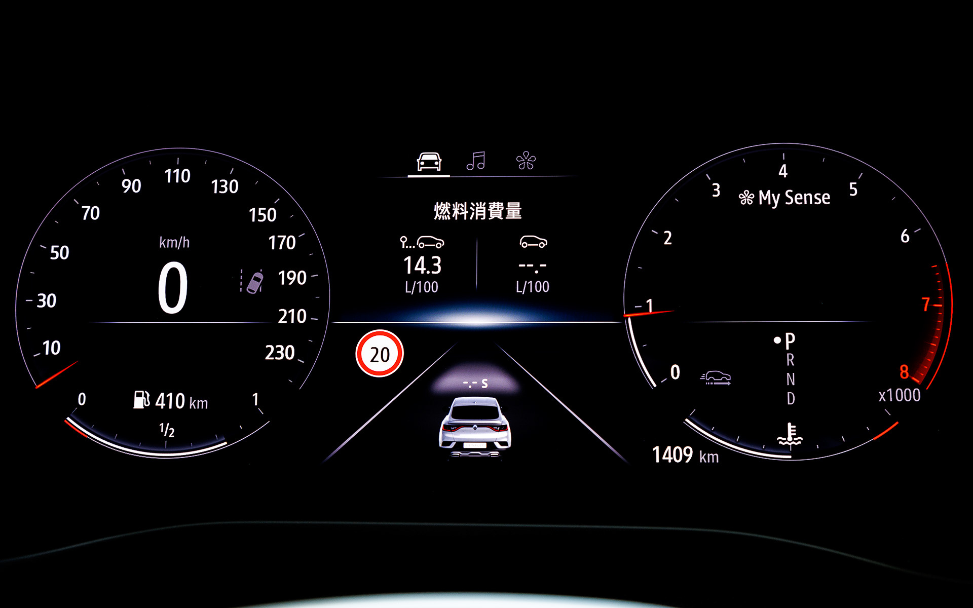 アルカナ R.S.LINE MILD HYBRIDのインテリア。アルカナ R.S.LINE E-TECH FULL HYBRIDと同様に、アダプティブクルーズコントロール（ストップ＆ゴー機能付き）、レーンセンタリングアシスト（車線中央維持支援）、アクティブエマージェンシーブレーキ（衝突被害軽減ブレーキ）、360°カメラなど先進の運転支援システムも装備する