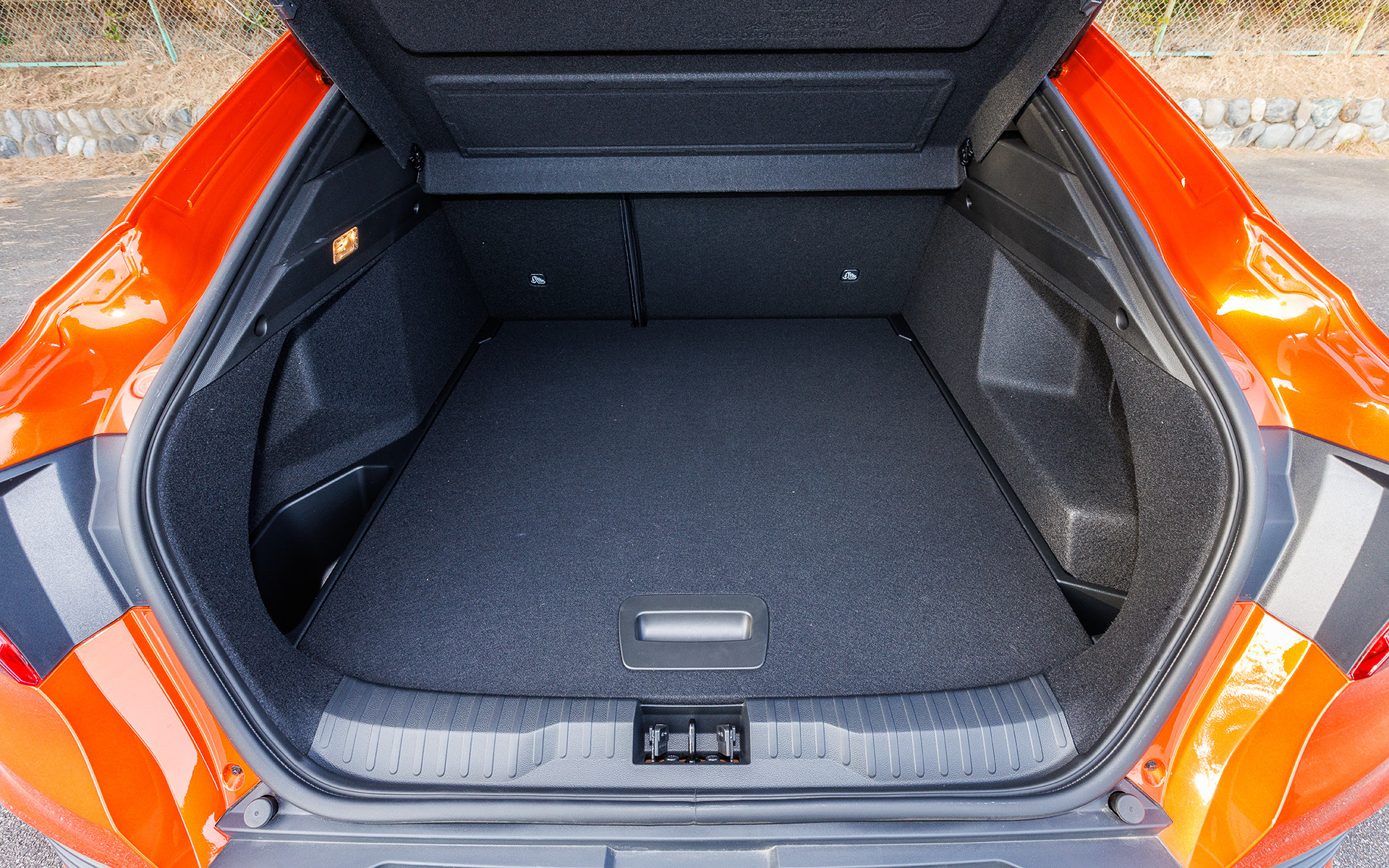 ゲッジスペースはアルカナ R.S.LINE E-TECH FULL HYBRIDよりも33L多い513Lを確保