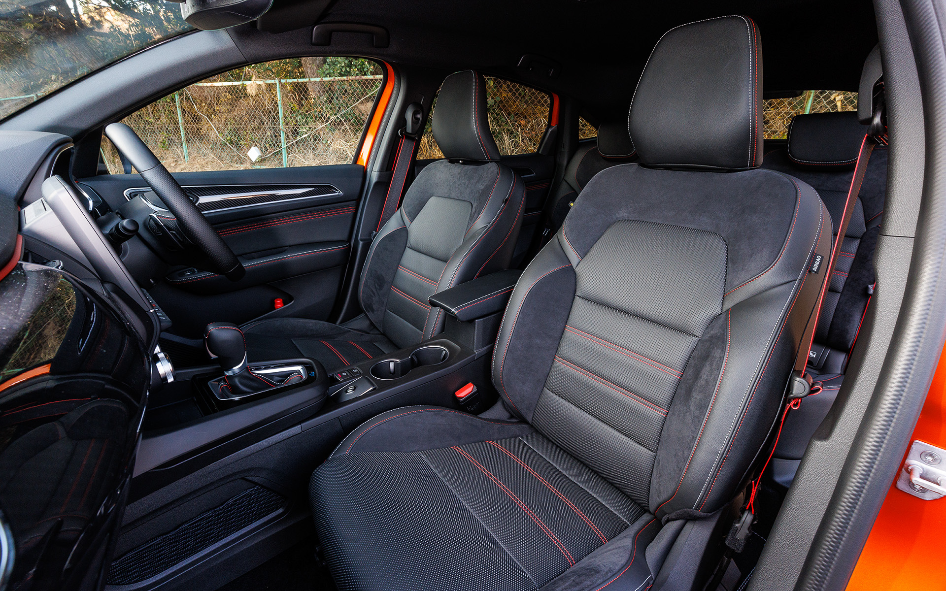 アルカナ R.S.LINE MILD HYBRIDのインテリア。アルカナ R.S.LINE E-TECH FULL HYBRIDと同様に、アダプティブクルーズコントロール（ストップ＆ゴー機能付き）、レーンセンタリングアシスト（車線中央維持支援）、アクティブエマージェンシーブレーキ（衝突被害軽減ブレーキ）、360°カメラなど先進の運転支援システムも装備する