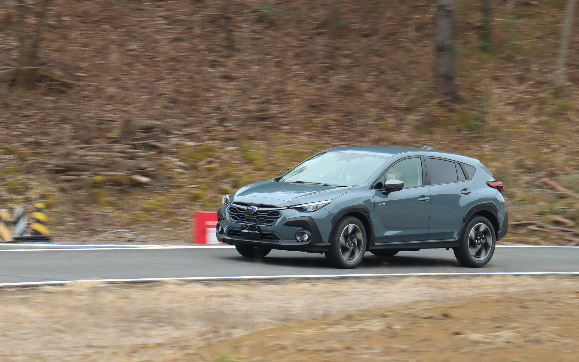 「SUBARU テックツアー」でスバル研究実験センター内の商品性評価路を走る「クロストレック」
