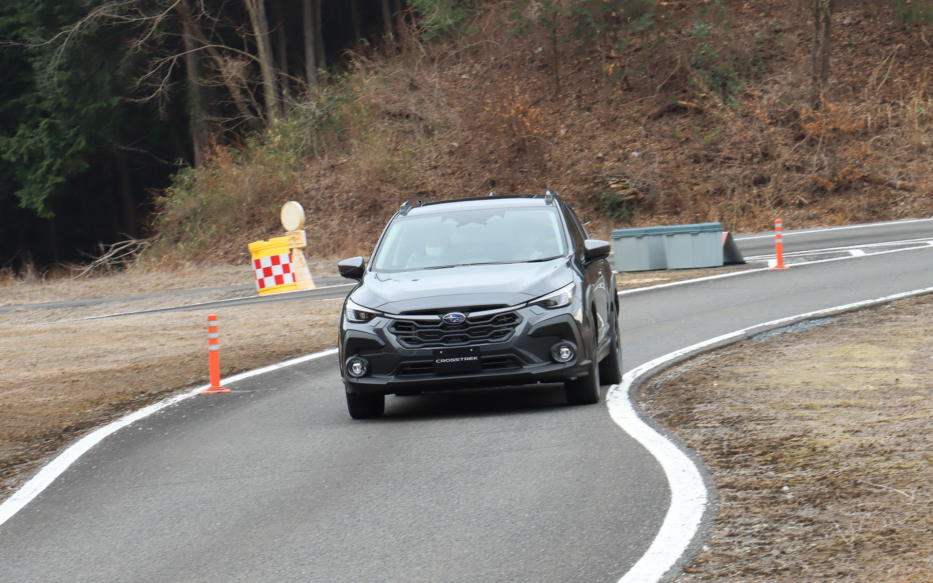大きくまわりこむようなコーナーからステアリングを切り返して横Gが連続して発生するようなシーンまで、クロストレックの純正シートはしっかりと体を支えてくれてステアリング操作に集中しやすい