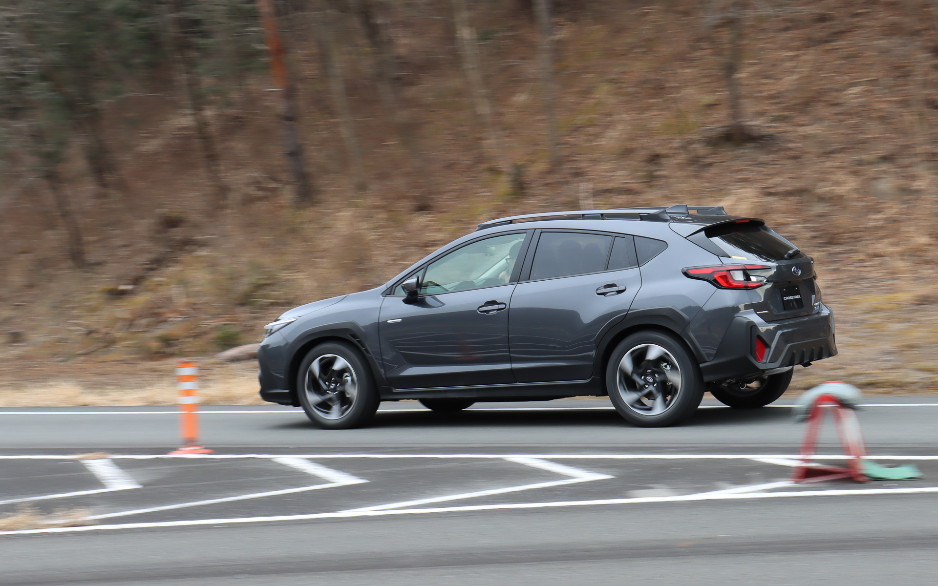 大きくまわりこむようなコーナーからステアリングを切り返して横Gが連続して発生するようなシーンまで、クロストレックの純正シートはしっかりと体を支えてくれてステアリング操作に集中しやすい