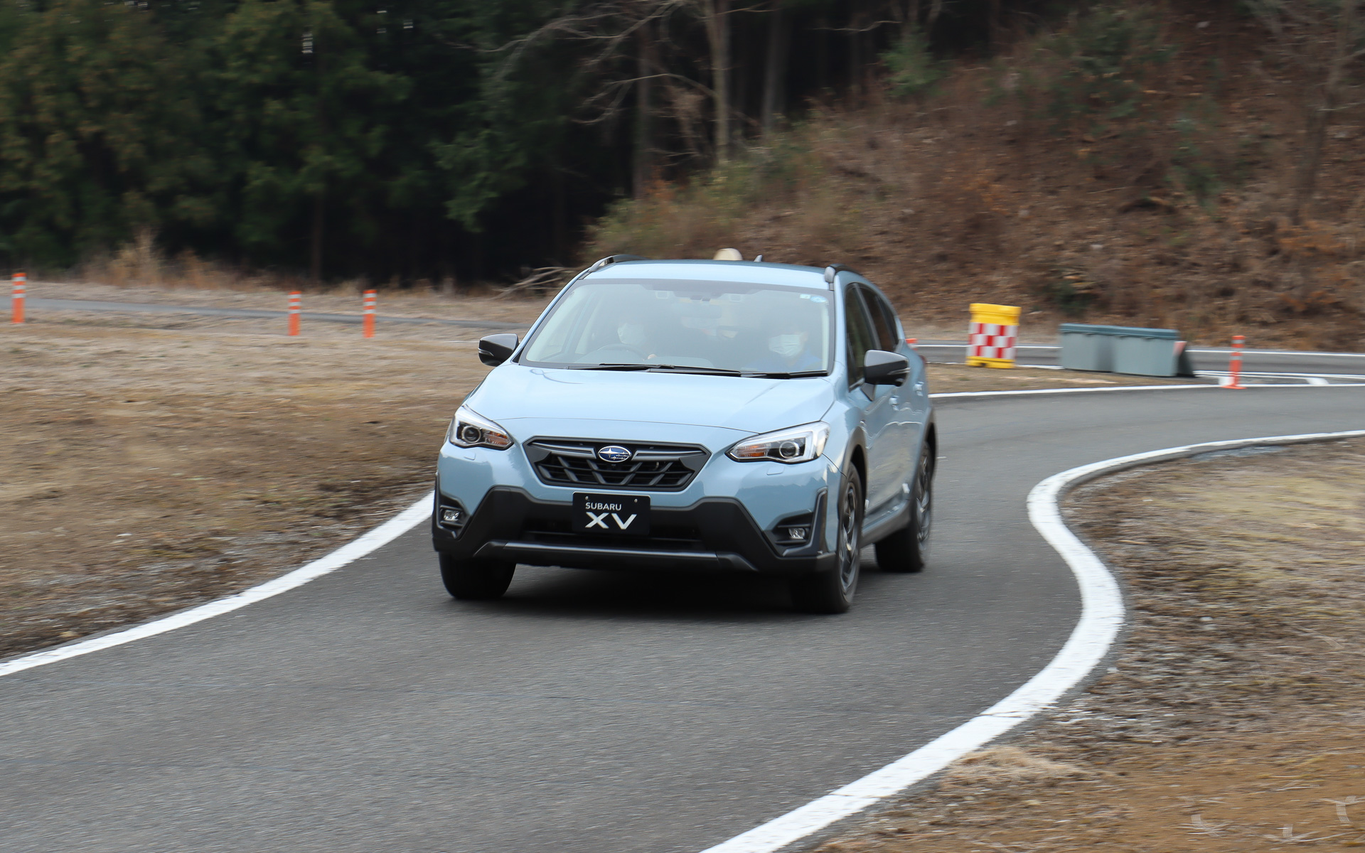 大きくまわりこむようなコーナーからステアリングを切り返して横Gが連続して発生するようなシーンまで、クロストレックの純正シートはしっかりと体を支えてくれてステアリング操作に集中しやすい